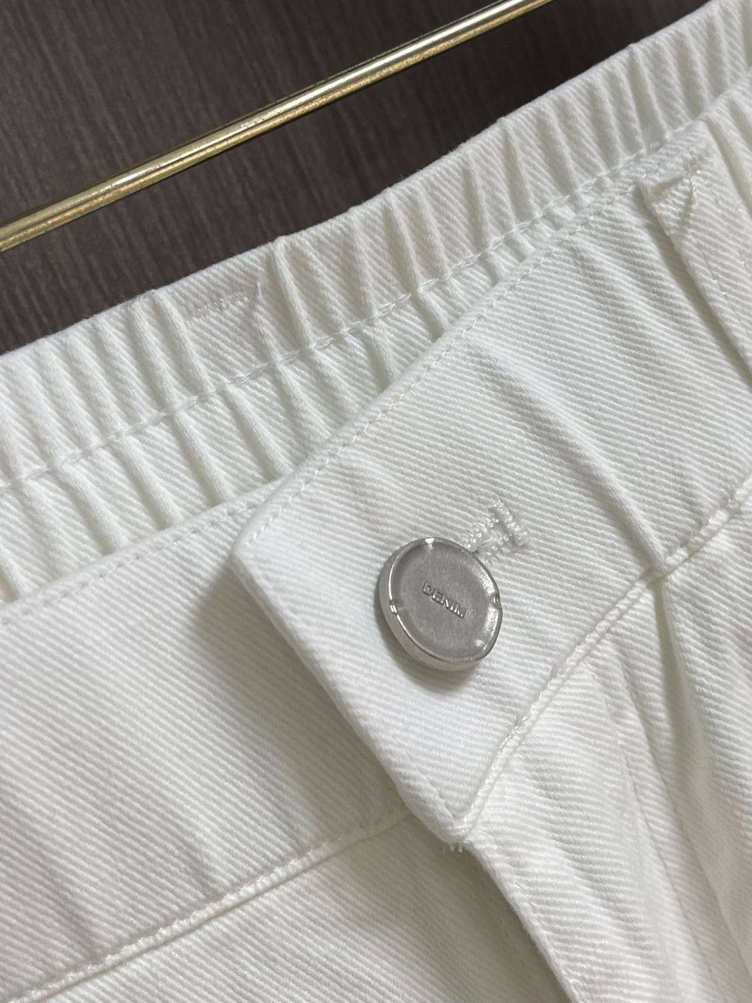 LOEWE 天丝棉白色弯刀阔腿裤，干净治愈奶白色调，清爽通透不泛黄 休闲裤子，甄选高定天丝棉混纺面料，上