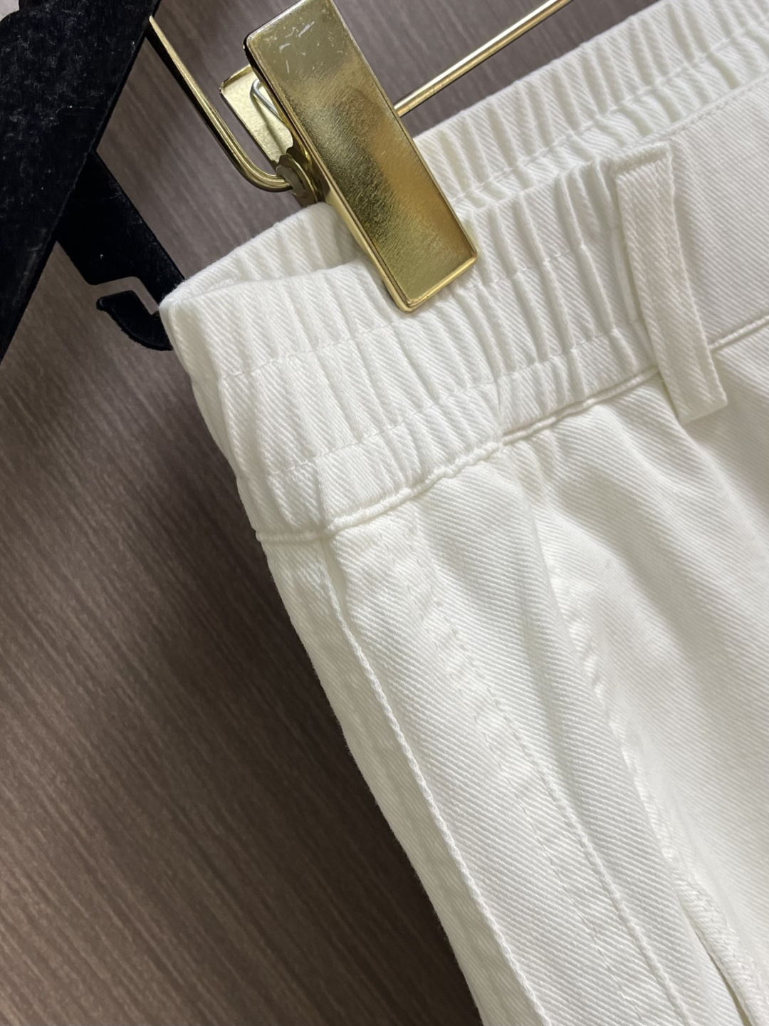 LOEWE 天丝棉白色弯刀阔腿裤，干净治愈奶白色调，清爽通透不泛黄 休闲裤子，甄选高定天丝棉混纺面料，上