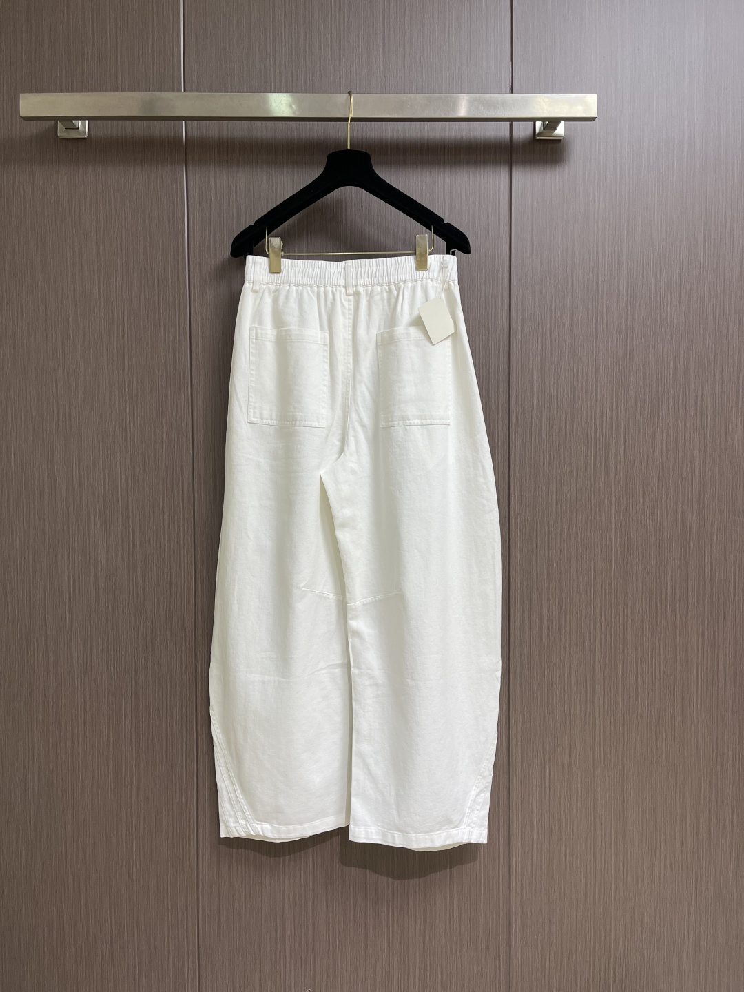 LOEWE 天丝棉白色弯刀阔腿裤，干净治愈奶白色调，清爽通透不泛黄 休闲裤子，甄选高定天丝棉混纺面料，上