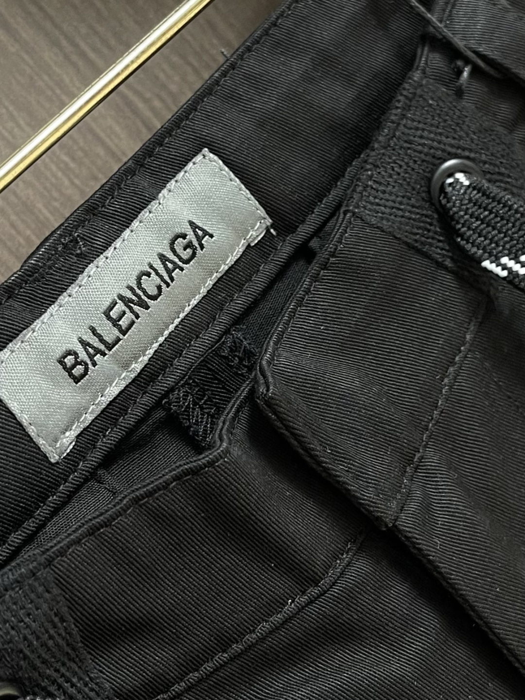 BALENCIAGA 巴黎世家高级通勤阔腿休闲裤，甄选进口高支长纤斜纹棉质混纺面料，手感软糯细腻，上身垂