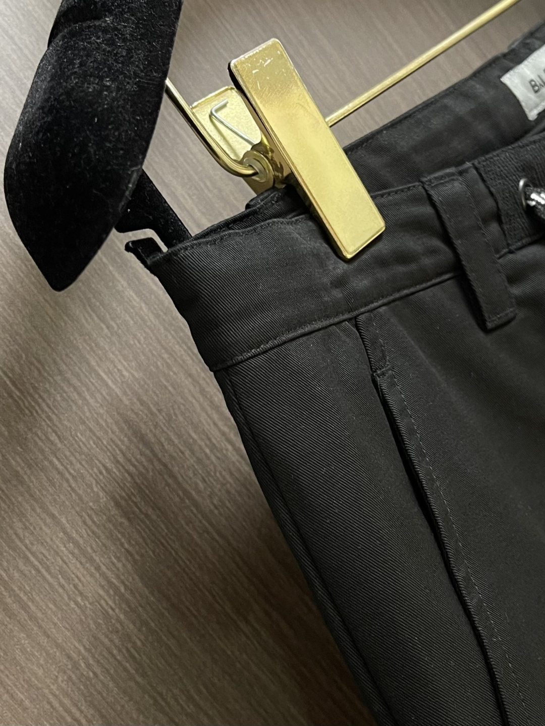 BALENCIAGA 巴黎世家高级通勤阔腿休闲裤，甄选进口高支长纤斜纹棉质混纺面料，手感软糯细腻，上身垂