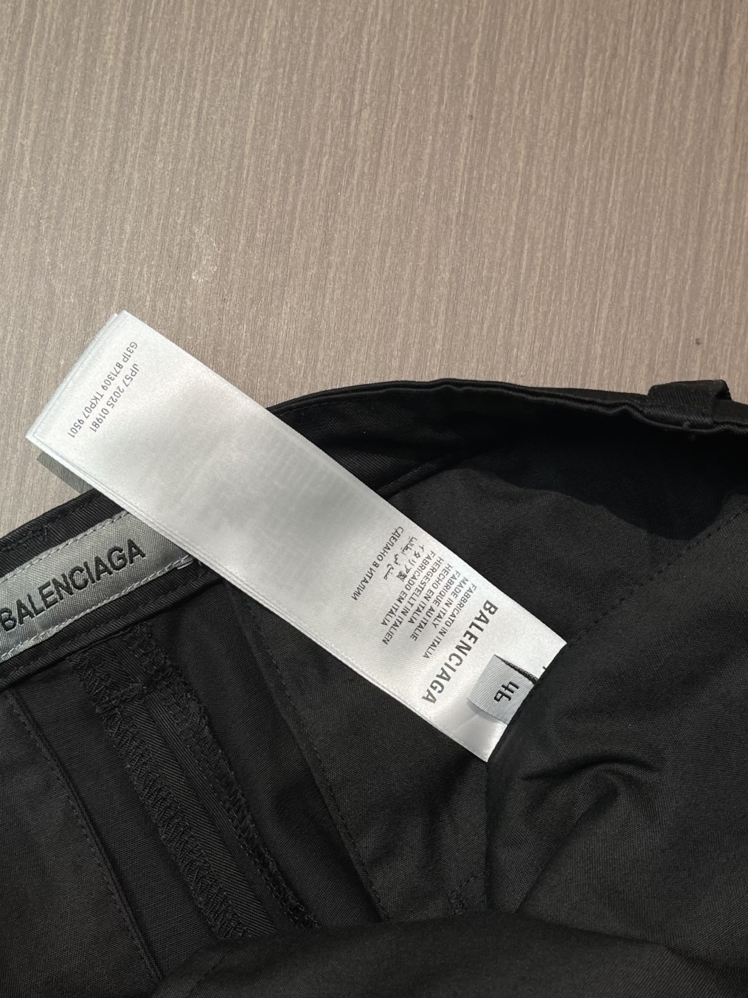 BALENCIAGA 巴黎世家高级通勤阔腿休闲裤，甄选进口高支长纤斜纹棉质混纺面料，手感软糯细腻，上身垂