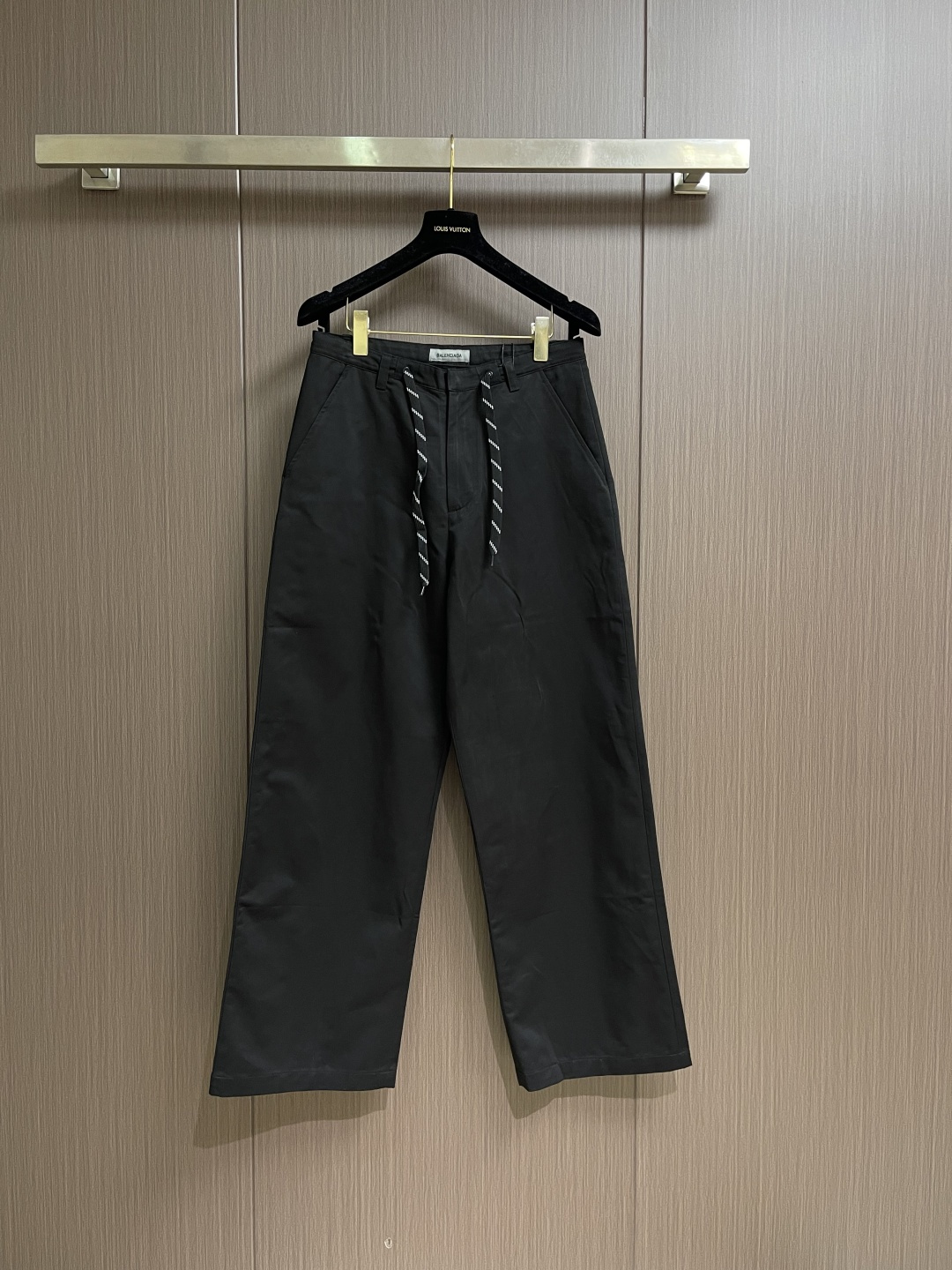 BALENCIAGA 巴黎世家高级通勤阔腿休闲裤，甄选进口高支长纤斜纹棉质混纺面料，手感软糯细腻，上身垂