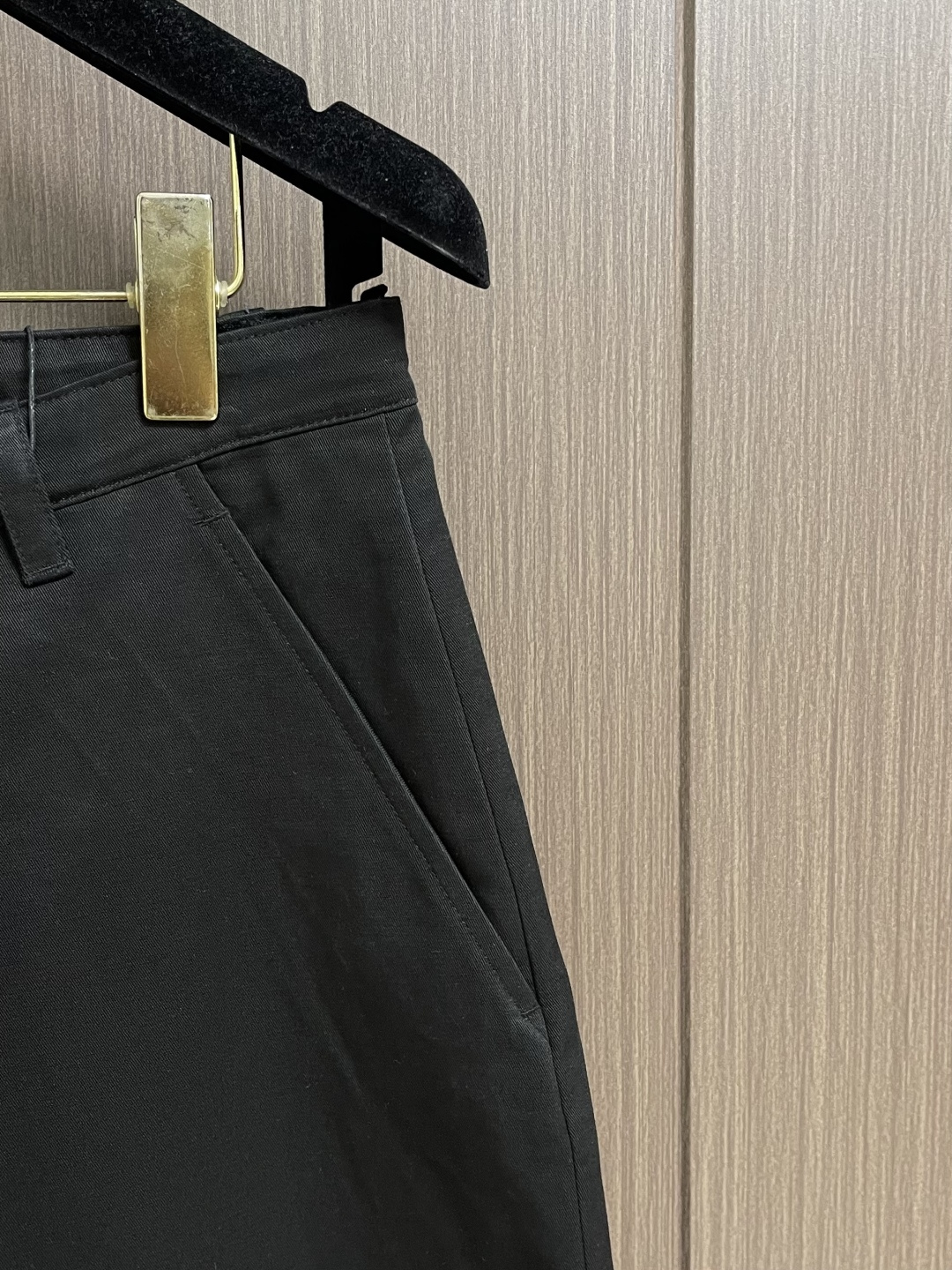 BALENCIAGA 巴黎世家高级通勤阔腿休闲裤，甄选进口高支长纤斜纹棉质混纺面料，手感软糯细腻，上身垂