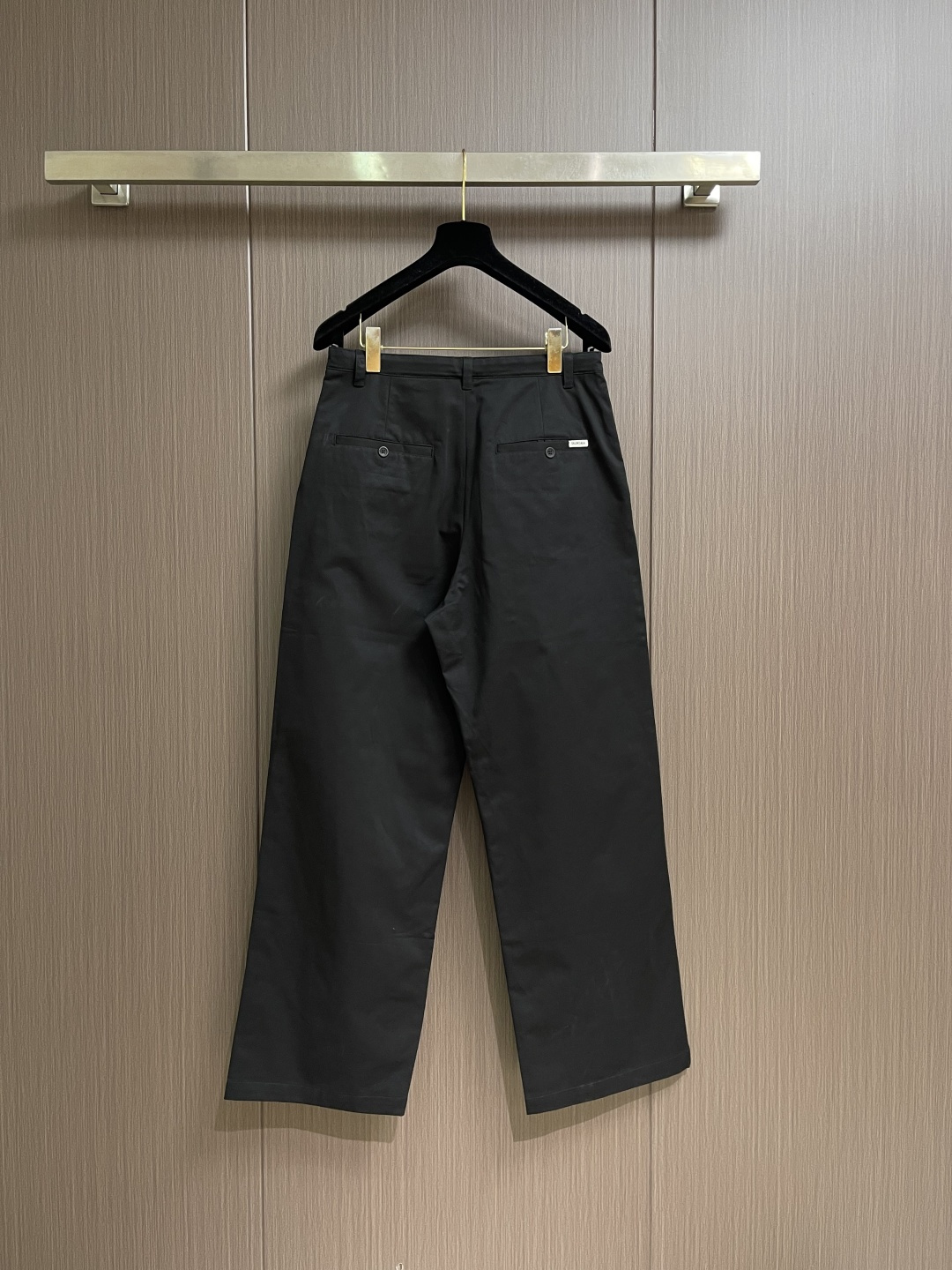 BALENCIAGA 巴黎世家高级通勤阔腿休闲裤，甄选进口高支长纤斜纹棉质混纺面料，手感软糯细腻，上身垂