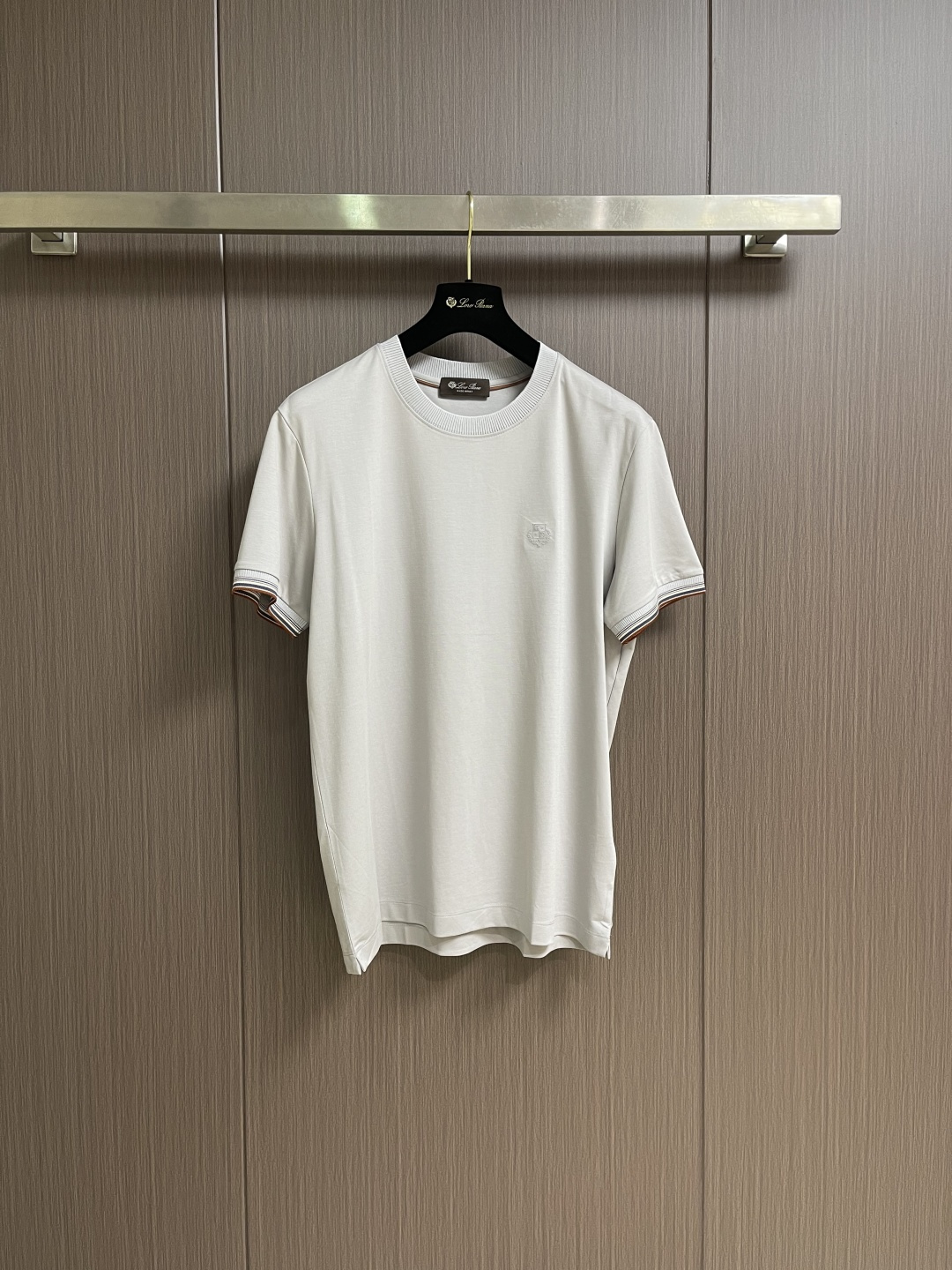 NO:829177,LP Loro Piana 2026ss new round neck short-sleeved T-shirt, versatile style that anyone can easily control. The fabric is fully customized. High-end first-class polyester fabric. The fabric feels soft and the upper body is comfortable and soft. The simple style is very classy, simple and stylish, and the tailoring is very exquisite. It shows aura and highlights the sophistication of business men. Sizes M-3XL M code bust 106 shoulder width 44.8 length 69.5 L  Bust 110, shoulder width 46, length 71.519860909LP Loro Piana 2026ss新款圆领短袖T恤, 百搭款式 任何人都可以轻松驾驭 面料全订制 高定一等品涤纶面料 面料手感柔软,上身舒适柔软 简约的款式非常显档次,简约个性时尚,版型剪裁非常精致,显气场,又会凸显商务男士的精致.尺码M-3XL  M码 胸围106肩宽44.8衣长69.5 L码 胸围110肩宽46衣长71.5  XL码 胸围114肩宽47.2 衣长73.5 XXL码 胸围118肩宽48.4 衣长75.5 3XL码 胸围122 肩宽49.6 衣长76.5,,loro piana,loro piana,T-shirt,tees，t-shirt,,Men's clothing