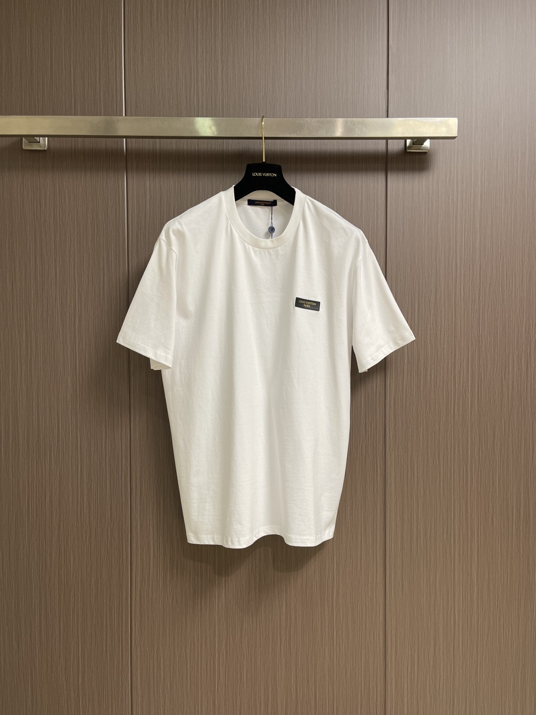 NO:829017,LV 2026SS Summer Series Round neck solid color short-sleeved T-shirt. This slim-fit logo T-shirt is suitable for creating a college-style look. The soft cotton knit creates a lightweight body, and is embellished with Louis Vuitton Paris hot stamping leather patches on the chest. The casual and versatile style interprets the layered interest of slim and casual silhouettes. Sizes S-XL, louis vuitton, louis vuitton, T-shirt, tees, t-shirt,19860909LV 2026SS 夏季系列 圆领纯色短袖T恤,本款修身版型标识T恤适于打造学院风造型.柔软棉质针织成就轻盈衣身,胸前点缀 Louis Vuitton Paris 烫金皮革贴饰.随性百搭风格演绎修身与闲适廓形的层次意趣.尺码S-XL,,louis vuitton,louis vuitton,T-shirt,tees，t-shirt,,Men's clothing