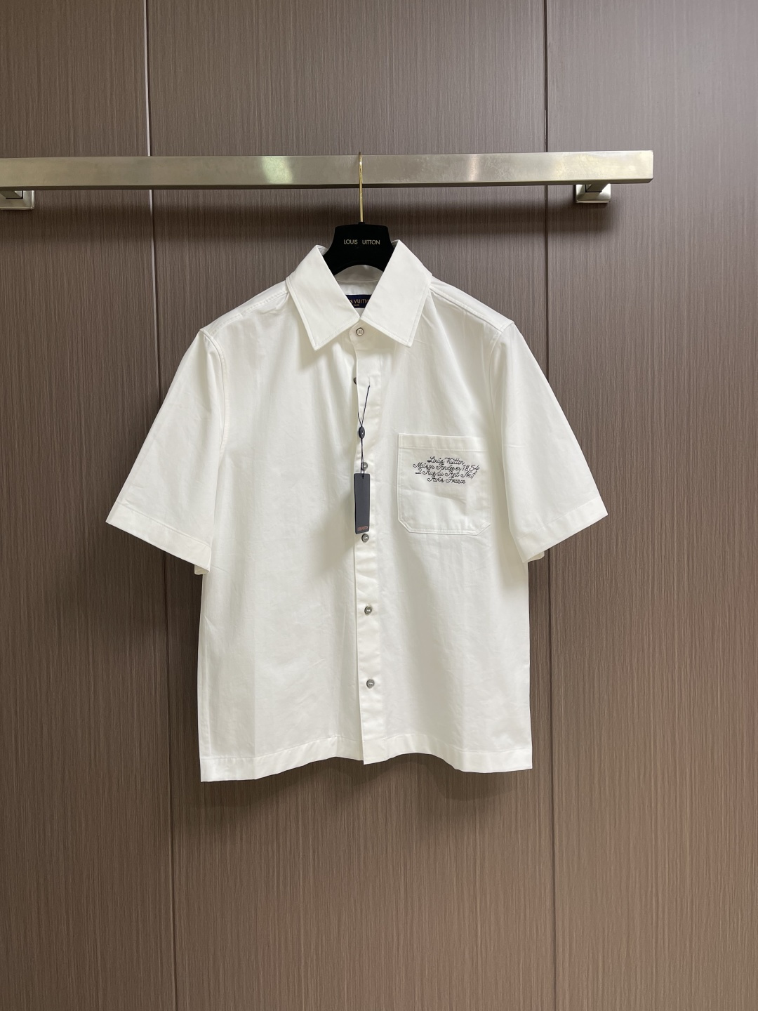 NO:829027,LV 2026ss new short-sleeved shirt. This cotton short-sleeved shirt has eye-catching contrasting embroidery, paying tribute to the creative collaboration between Pharrell Williams and Nigo in the 2025 autumn and winter show. The retro handwritten logo is on the chest bag, and the Mount Fuji and cherry blossom patterns on the back represent the iconic elements of Nigo's hometown. Sizes S-XL S, bust 114, shoulder width 47, length 76 M  Bust 118, shoulder width 48, length 78 L, bust 122, shoulder width 49, length 80 XL, bust 126, shoulder width 50, length 82,,louis vuitton,shirts,T-shirt,19860909LV 2026ss新款短袖衬衫 本款棉质短袖衬衫拥有醒目撞色刺绣,致意 Pharrell Williams和Nigo于2025秋冬秀场的创意联袂.复古手写体标识栖身胸袋,背部以富士山和樱花图案道出 Nigo 故乡的标志性元素.尺码S-XL  S码 胸围114肩宽47衣长76  M码 胸围118肩宽48衣长78  L码 胸围122 肩宽49衣长80 XL码 胸围126 肩宽50衣长82,,louis vuitton,shirts,T-shirt,,Men's clothing