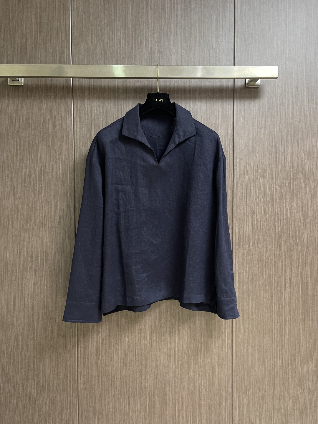 NO:827614,High version LP Loropiana new linen long-sleeved shirt. Made of high-count linen fabric, natural luster, very high-end, upright and stylish. Full of fashion sense; slightly wide version, V-neck design, three-dimensional tailoring, a shirt suitable for various occasions, can be worn as a base or outer layer. Sizes M-XXL  Bust 132, shoulder width 61, back length 73, XXL size, bust 136, shoulder width 62.5, back length 75, men's clothing,loro piana,loro piana,shirts,19860909高版LP Loropiana 新款亚麻长袖衬衫.采用高支数亚麻面料,自然光泽,非常高级,立挺有型.时尚感满满；微阔版型,V领设计,立体裁剪,一款适合多种场合穿搭的衬衣,打底外穿皆可.尺码M-XXL  M码 胸围124 肩宽58后衣长69 L码 胸围128 肩宽59.5 后衣长71  XL码 胸围132 肩宽61 后衣长73 XXL码 胸围136 肩宽62.5 后衣长75,男装,loro piana,loro piana,shirts,,Women's clothing