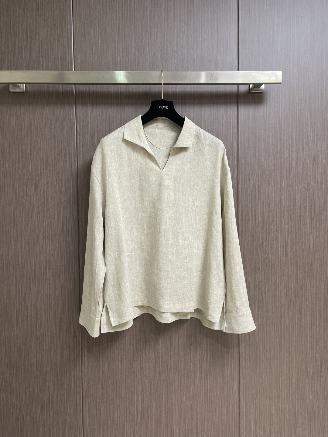 NO:829124,LP Loropiana's new linen long-sleeved shirt. Made of high-thread count linen fabric, with natural luster, very high-end, upright and stylish. Full of fashion sense; slightly wide version, V-neck design, three-dimensional tailoring, a shirt suitable for various occasions, can be worn as a base or outside. Sizes M-XXL  Bust 132, Shoulder Width 61, Back Length 73, XXL Bust 136, Shoulder Width 62.5, Back Length 75,,loro piana,loro piana,shirts,19860909LP Loropiana 新款亚麻长袖衬衫.采用高支数亚麻面料,自然光泽,非常高级,立挺有型.时尚感满满；微阔版型,V领设计,立体裁剪,一款适合多种场合穿搭的衬衣,打底外穿皆可.尺码M-XXL  M码 胸围124 肩宽58后衣长69 L码 胸围128 肩宽59.5 后衣长71  XL码 胸围132 肩宽61 后衣长73 XXL码 胸围136 肩宽62.5 后衣长75,,loro piana,loro piana,shirts,,Men's clothing