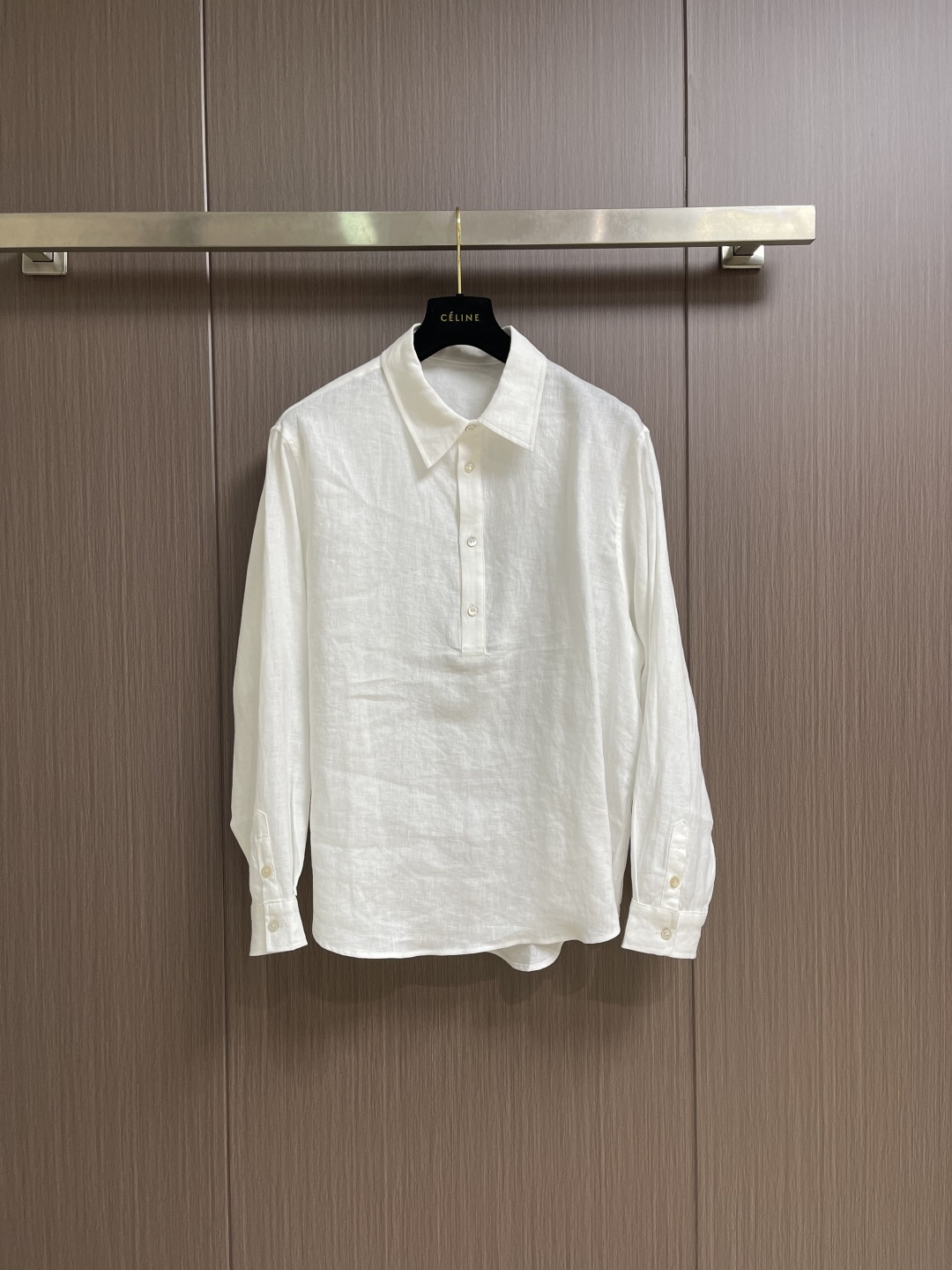 NO:827606,The high version of LP Loropiana's new summer linen long-sleeved shirt feels silky smooth and has excellent breathability. It is like the first ray of sunshine in the morning, gently brushing against your skin, bringing you all-day comfort and comfort. The exquisite shell buttons are as dazzling as jewelry; the delicate stitching demonstrates the craftsman's exquisite skills. Every detail reveals the ultimate pursuit of quality. Sizes M-XXL M  Bust 118 Shoulder Width 45 Back Length 73 L Bust 122 Shoulder Width 46.5 Back Length 7519860909高版LP Loropiana 夏季新款亚麻长袖衬衫,触感如丝般柔滑,透气性能极佳.仿佛清晨的第一缕阳光,温柔地拂过你的肌肤,带给你全天候的舒适与惬意.精致的贝壳纽扣,如同珠宝般璀璨夺目；细腻的车线,彰显出匠人的精湛技艺.每一处细节,都透露着对品质的极致追求.尺码M-XXL  M码 胸围118肩宽45后衣长73 L码 胸围122 肩宽46.5 后衣长75  XL码 胸围126 肩宽48 后衣长77 XXL码 胸围130 肩宽49.5 后衣长79,男装,loro piana,loro piana,shirts,,Women's clothing