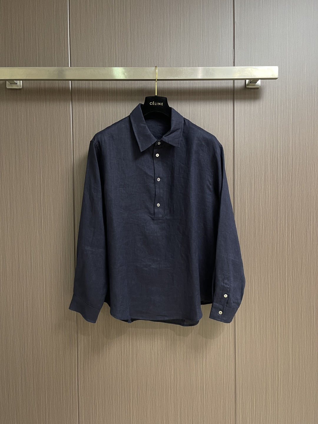 NO:829134,LP Loropiana's new summer linen long-sleeved shirt feels as smooth as silk and has excellent breathability. It is like the first ray of sunshine in the morning, gently brushing against your skin, bringing you all-day comfort and comfort. The exquisite shell buttons are as bright as jewelry; the delicate stitching demonstrates the craftsman's exquisite skills. Every detail reveals the ultimate pursuit of quality. Sizes M-XXL M  Bust 118 Shoulder Width 45 Back Length 73 L Bust 122 Shoulder Width 46.5 Back Length 75 XL Bust 126 Shoulder Width 48 Back Length 77 XXL Bust 130 Shoulder Width 49.5 Back Length 7919860909LP Loropiana 夏季新款亚麻长袖衬衫,触感如丝般柔滑,透气性能极佳.仿佛清晨的第一缕阳光,温柔地拂过你的肌肤,带给你全天候的舒适与惬意.精致的贝壳纽扣,如同珠宝般璀璨夺目；细腻的车线,彰显出匠人的精湛技艺.每一处细节,都透露着对品质的极致追求.尺码M-XXL  M码 胸围118肩宽45后衣长73 L码 胸围122 肩宽46.5 后衣长75  XL码 胸围126 肩宽48 后衣长77 XXL码 胸围130 肩宽49.5 后衣长79,,loro piana,loro piana,shirts,,Men's clothing