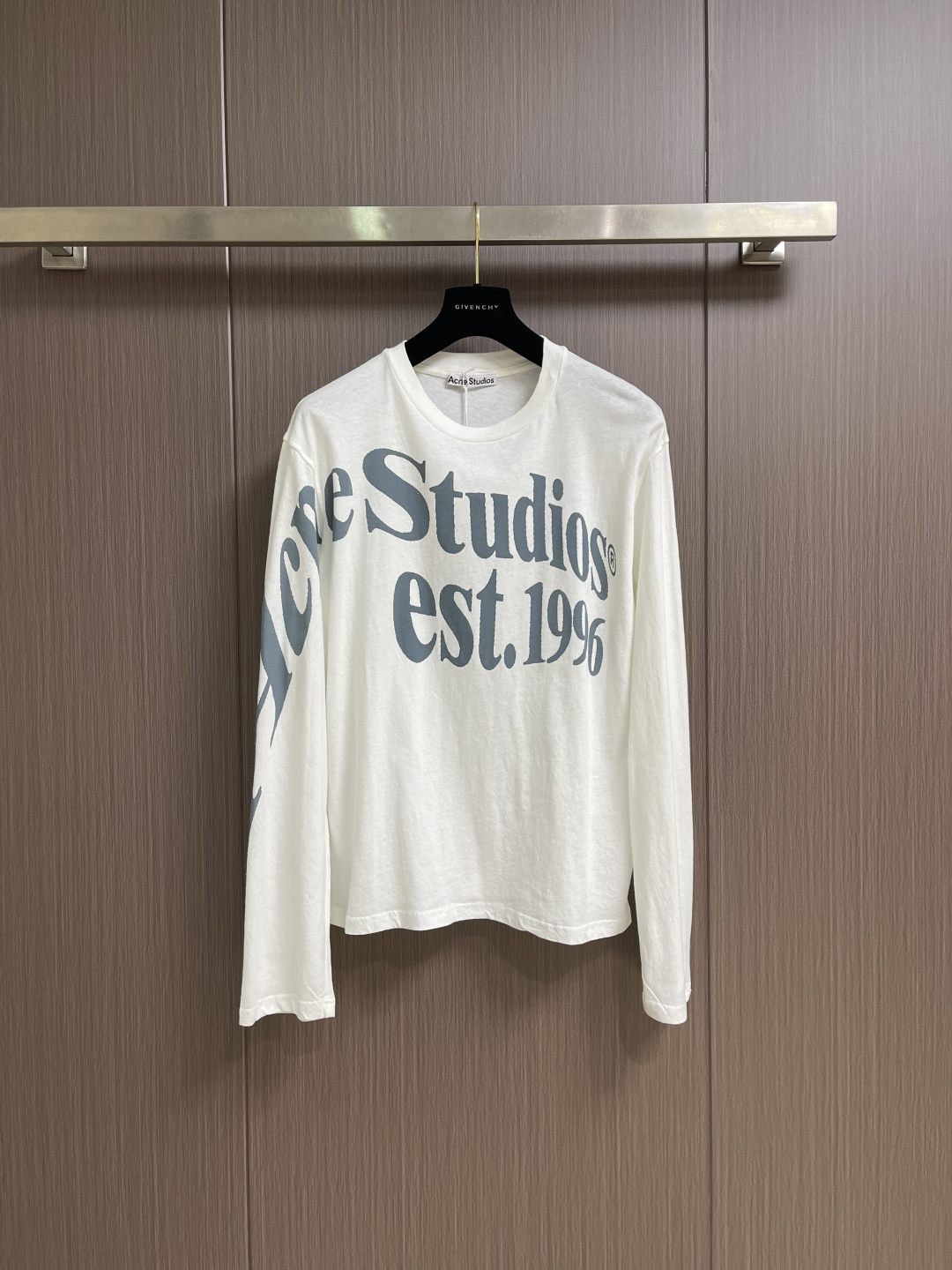 NO:829086,Acne Studios  The 1996 series of fried long-sleeved T-shirts are made of 100% cotton knitted fabric with a standard gram weight ratio of 190g, taking into account the fabric's crisp texture and breathability and skin-friendly properties. The ready-made garments are equipped with fried snowflake enzyme washing technology, through precise control of chemical detergents and mechanical friction.  Rub parameters to form a natural mottled snowflake distressed texture on the surface of the cotton fabric, creating a unique retro stonewashed texture, giving the item a casual and relaxed distressed atmosphere, while improving the softness of the fabric and the skin-friendly experience of wearing it. Sizes S-XL  S size bust 112 shoulder width 47 length 70 medium size bust 116 shoulder width 49 length 71 L size bust 120 shoulder width 51 length 72 XL size bust 124 shoulder width 53 length 73,,acne studios,dior,tees,t-shirt,19860909Acne Studios 1996系列炒色长袖T恤,采用全棉针织面料,经190g标准克重配比,兼顾面料的挺括骨感与透气亲肤性.成衣搭载炒雪花酵素洗水工艺,通过精准控制化学洗剂与机械摩擦参数,在全棉面料表面形成自然斑驳的雪花做旧纹理,打造出独特的复古石洗质感,赋予单品随性松弛的做旧氛围,同时提升了面料的柔软度与穿着的亲肤体验.尺码S-XL S码 胸围112 肩宽47 衣长70 M码胸围116 肩宽49 衣长71 L码 胸围120肩宽51 衣长72 XL码胸围124肩宽53 衣长73,,acne studios,dior,tees，t-shirt,,Men's clothing