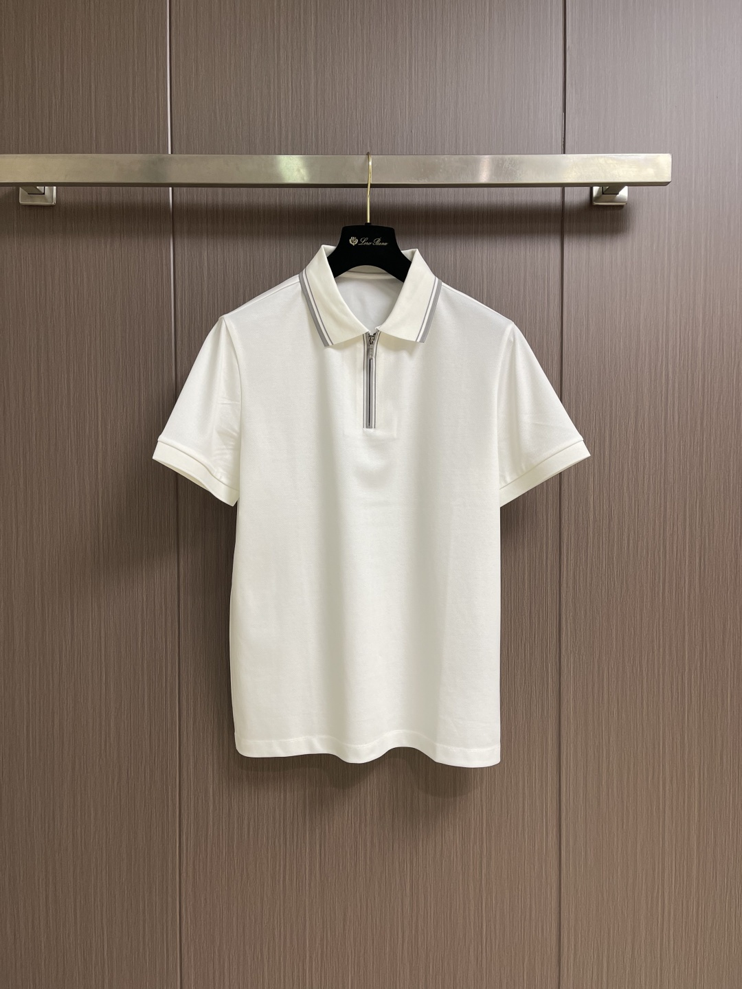 NO:827573,High-version LP Loropiana zipper-fly lapel short-sleeved POLO shirt. Breaking the conventional button-style design. This zipper-fly design gives a more high-end look. The hem is slit and Italian-style tailoring. The chest-fitting hem is slightly loose and is more tolerant to the body. The upper body is comfortable and non-restrictive. The fabric is made of custom-made fabrics. It has a better skin-friendly feel and breathability than pure cotton. The surface of the fabric has a warm luster.  High-end and textured. Sizes M-3XL M, bust 106, shoulder width 44.8, length 69.5 L, bust 110, shoulder width 46, length 71.5  Length 76.5, men's clothing, loro piana, loro piana, T-shirt,19860909高版LP Loropiana 拉链门襟翻领短袖POLO衫 打破纽扣式常规设计 这款采用拉链门襟视觉上更显高档高级感 下摆开叉 意式剪裁 胸口合体下摆略微宽松剪裁 对身材的包容性更好 上身舒适而无束缚感 面料采用 客供订织材质 比起纯棉上身有着更好的亲肤感 与透气性 面料表层有温润的光泽感 高档而显质感.尺码M-3XL  M码 胸围106肩宽44.8衣长69.5 L码 胸围110肩宽46衣长71.5  XL码 胸围114肩宽47.2 衣长73.5 XXL码 胸围118肩宽48.4 衣长75.5 3XL码 胸围122 肩宽49.6 衣长76.5,男装,loro piana,loro piana,T-shirt,,Women's clothing