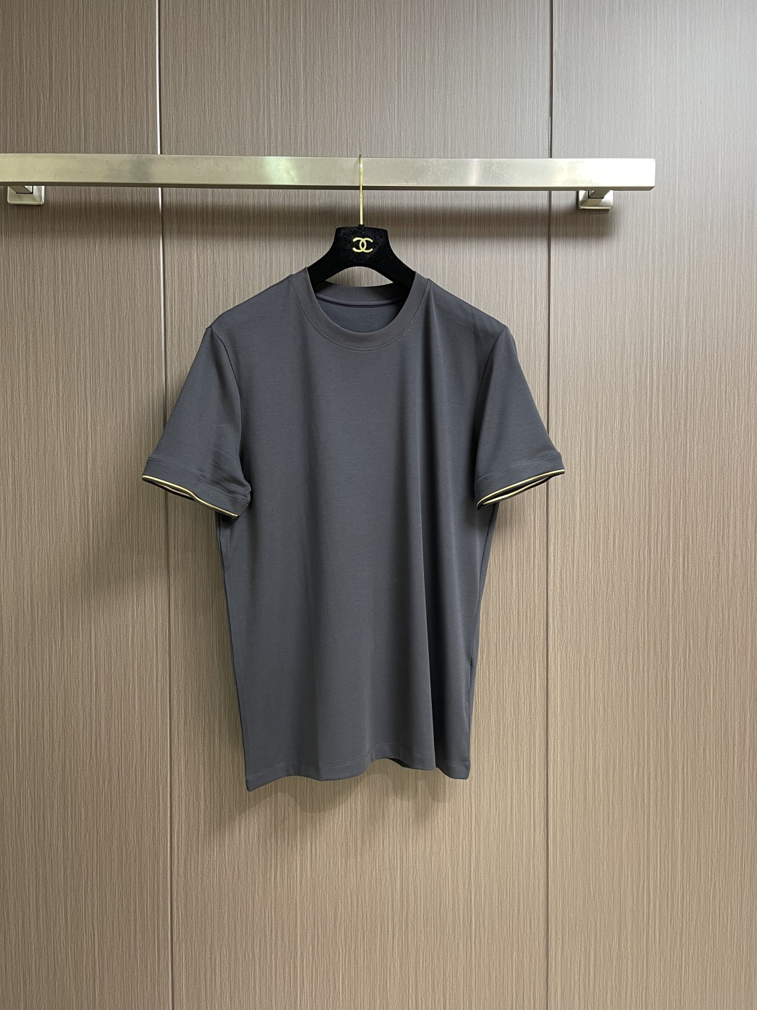 NO:829046,Zegna 2026SS solid color short-sleeved T-shirt. Customized 60-count three-strand plain cotton fabric. Extremely soft and comfortable. High-end atmosphere, simple and versatile style. Sunshine and handsome. Perfect upper body affinity and favorability. Sizes M-3XL  Length 73.5 XXL, bust 118, shoulder width 48.4, length 75.5 3XL, bust 122, shoulder width 49.6, length 76.5, T-shirt, tees, t-shirt,19860909Zegna 2026SS 净色短袖T恤.定制60支三股平纹精棉面料 极致柔软舒适 高端大气,简约百搭款式 阳光帅气 上身亲和力和好感度满分.尺码M-3XL  M码 胸围106肩宽44.8衣长69.5 L码 胸围110肩宽46衣长71.5  XL码 胸围114肩宽47.2 衣长73.5 XXL码 胸围118肩宽48.4 衣长75.5 3XL码 胸围122 肩宽49.6 衣长76.5,,T-shirt,tees，t-shirt,,Men's clothing