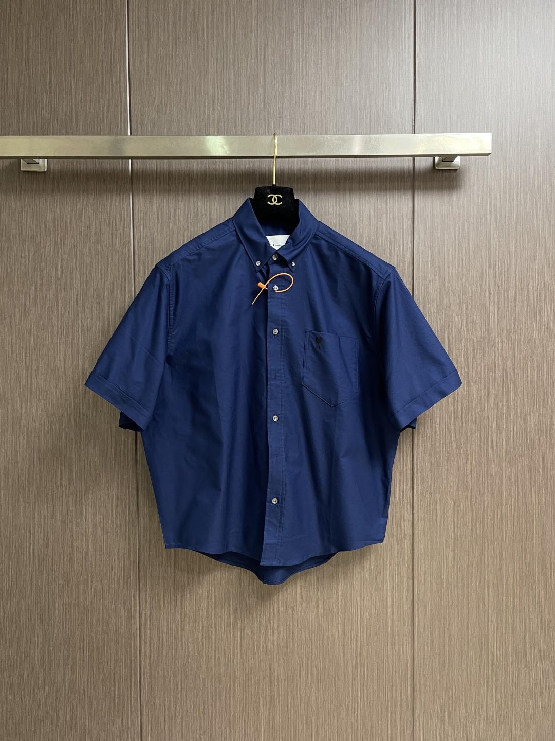 NO:829112,Ami love embroidered short-sleeved shirt, custom-made high-density double-ply oxford fabric, with a calm background of warm mist blue, and a black love logo quietly embellished on the left breast pocket, hiding light luxury in small details, unobtrusive but with its own style. It adopts imported machine embroidery technology, advanced computer control system and precision mechanical components to realize the love embroidery operation. High precision, smooth and delicate lines. Size S-XL 37-38-39-40  Size 37, bust 126, shoulder width 50, length 73, size 38, bust 130, shoulder width 52, length 74.5, size 39, bust 134, size 39, bust 134, size 40, bust 138, shoulder width 56, length 77.5,,shirts,T-shirt,19860909Ami 爱心刺绣短袖衬衫,定制高密双股牛津纺,温润雾蓝铺就沉静底色,左胸口袋之上,黑色爱心标识悄然点缀,将轻奢藏于方寸细节,不张扬 却自有风骨.采用进口机刺绣工艺,使用先进的计算机控制系统和精密的机械部件,实现爱心刺绣作业.精度高 线条流畅而细腻.尺码S-XL 37-38-39-40 37码胸围126 肩宽50 衣长73 38码胸围130 肩宽52 衣长74.5 39码胸围134 肩宽54 衣长76 40码胸围138 肩宽56 衣长77.5,,shirts,T-shirt,,Men's clothing