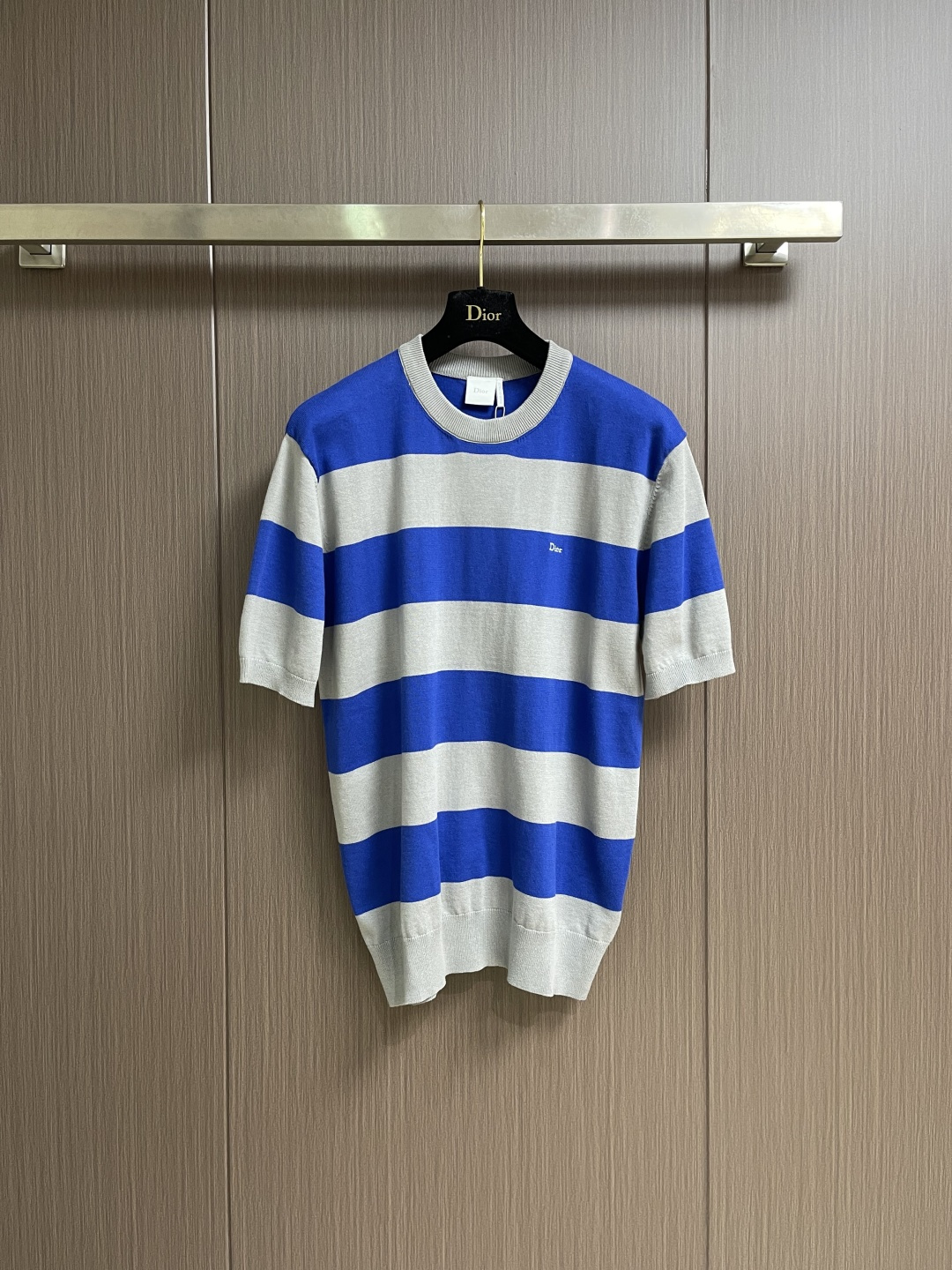 NO:829057,DIOR  Embroidered contrasting striped knitted short-sleeved T-shirt is made of imported high-count worsted knitted fabric. The texture is fine and soft, skin-friendly and breathable. It has excellent drape and anti-wrinkle properties. The upper body is light and unrestricted and will not deform easily after long-term wear. It perfectly restores the brand's high-end texture. The classic round neck design is matched with ribbed edges of the same color to fit the neck line, modify the neck proportion and enhance the neatness of the overall look. The body is made of black and white contrast.  Wide color stripe design, even and neat spacing between stripes, rich visual layers, breaking the monotony, creating a retro and casual style; the left chest is embellished with exquisite DIOR brand letter embroidery, the embroidery technology is exquisite and three-dimensional, the stitching is fine and neat, and the recognition is full, highlighting the brand's low-key and luxurious identity. Sizes S-XL, dior, T-shirt, tees, t-shirt,19860909DIOR 刺绣撞色条纹针织短袖T恤,采用进口高支精纺针织面料,质地细腻软糯,触感亲肤透气,兼具优异的垂坠感与抗皱性,上身轻盈无束缚,久穿不易变形,完美还原品牌高端质感；经典圆领设计,搭配同色系罗纹包边,贴合颈部线条,修饰脖颈比例,提升整体造型的利落感；衣身采用黑白撞色宽条纹设计,条纹间距均匀工整,视觉层次丰富,打破单调感,打造复古休闲的穿搭风格；左胸位置点缀精致DIOR品牌字母刺绣,刺绣工艺细腻立体,针脚细密工整,辨识度拉满,彰显品牌低调奢华的身份.尺码S-XL,,dior,T-shirt,tees，t-shirt,,Men's clothing