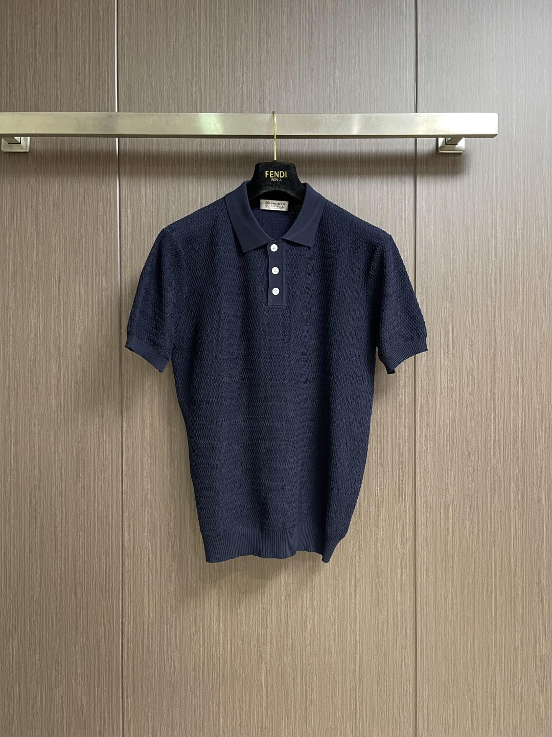 NO:829068,BC BrunelloCucinelli Brunello．  Cucinelli  Hollow knitted short-sleeved polo is made of high-count blended fabrics and is knitted using a 16-needle high-density flat knitting process. It has a delicate, soft and waxy texture and excellent breathability. It is combined with pre-shrinking and enzyme washing processes to prevent pilling and deformation after long-term wear.  The body is designed with hollow mesh knitting, which has both heat dissipation and drape. It is refreshing and not stuffy to wear in summer. The classic lapel is reinforced with double-layer hot-melt lining and high-temperature pressing and shaping process, and the collar tip is crisp and not soft; the placket is matched with a deep-sea shell.  Buckle, four-hole cross-stitching reinforcement, attached fabric on the back to prevent pulling, high-end texture. The hem and cuffs are closed with high-elastic ribs, which have excellent rebound rate and fit the body shape without being tight. The whole body follows strict Italian sewing standards, and the shoulder sleeves and side seams  It uses four needles and six threads for boneless sutures, with fine and even stitches, taking into account comfort and durability. It is an elegant summer item that combines luxurious texture and practical wearability. The overall wiring is straight and delicate, the fabric is comfortable and soft, and the color is consistent without color difference.  It can be matched with the same style to create a fashionable look, and can be used in various occasions. Customized accessories, complete with three standards, same style for men and women!  Size M-XXL,, brunello cucinelli, T-shirt,19860909BC BrunelloCucinelli布鲁内洛．库奇内利 镂空针织短袖polo,甄选高支混纺面料,经16针高密度横机编织工艺打造,肌理细腻软糯且透气性极佳,配合预缩与酵素水洗工艺,久穿不易起球变形.衣身采用镂空网眼针织设计,散热性与垂坠感兼具,夏日穿着清爽不闷.经典翻领采用双层热熔衬加固与高温压烫定型工艺,领尖挺括不软塌；门襟搭配深海贝壳扣,四孔交叉缝线加固,背面附贴布防拉扯,质感高级.下摆与袖口采用高弹罗纹收口,回弹率优异,贴合身形不紧绷.整体遵循意式严苛缝制标准,肩袖与侧缝采用四针六线无骨缝合,针脚细密均匀,兼顾舒适与耐穿度,是集奢华质感与实穿性于一体的夏日优雅单品.整体走线平直细腻,面料舒适柔软,颜色一致无色差 能与同款搭配营造时尚造型,驾驭各种场合,定制辅料,三标齐全,男女同款！尺码M-XXL,,brunello cucinelli,T-shirt,,Men's clothing