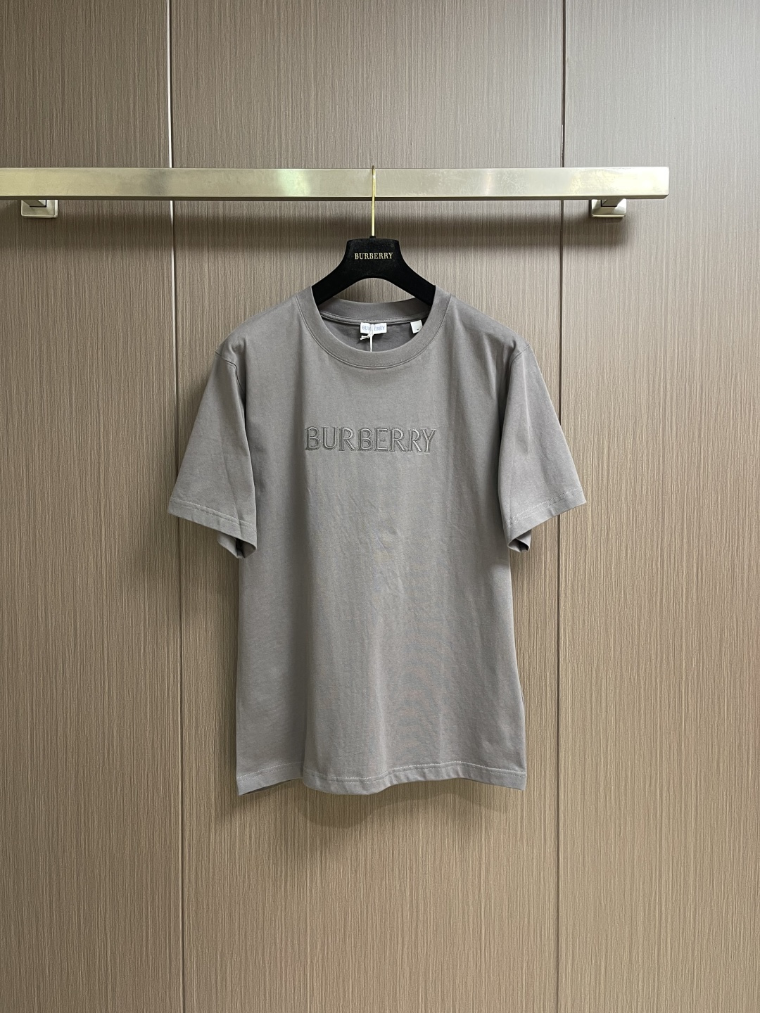 NO:829077,Burberry logo embroidered round neck short-sleeved T-shirt is crafted from pure cotton fabric. The fabric is comfortable and skin-friendly, breathable and sweat-absorbent. The chest is embellished with brand logo embroidery. The workmanship is fine and the upper body effect is incomparably handsome!  Can be matched with many types of clothing to create a fashionable look, customized accessories, complete three standards, same style for men and women. Sizes S-XL S size bust 102 shoulder width 48.5 length 71 M size bust 106 shoulder width 50 length 72 L size bust 116 shoulder width 51.5 length 73 XL size bust 120 shoulder width 53 length 74, burberry, T-shirt, tees, t-shirt,19860909Burberry 标识刺绣圆领短袖T恤,采用纯棉面料匠心制作,面料舒适亲肤,透气吸汗,胸口使用品牌标识刺绣点缀,做工精细,上身效果无敌帅气！能与多类型服饰搭配营造时尚造型,定制辅料,三标齐全,男女同款.尺码S-XL S码 胸围102肩宽48.5 衣长71 M码胸围106肩宽50 衣长72 L码 胸围116 肩宽51.5 衣长73 XL码胸围120肩宽53 衣长74,,burberry,T-shirt,tees，t-shirt,,Men's clothing