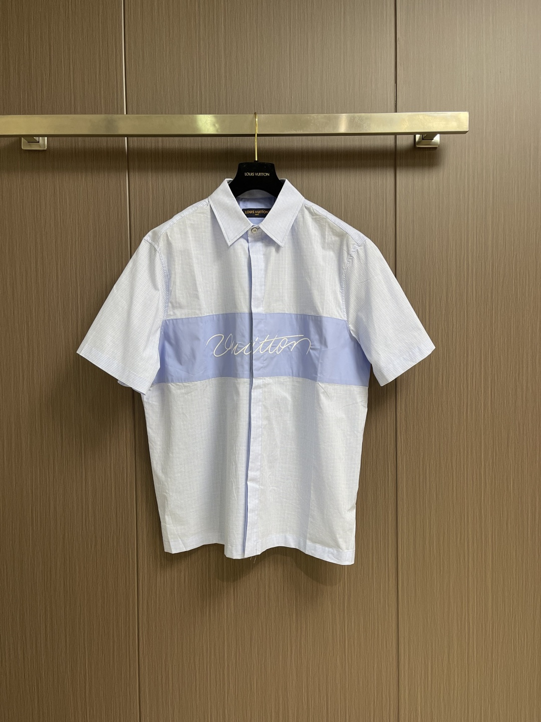 NO:829156,Tops Shorts LV 3D signature embroidered short-sleeved shirt and shorts suit. The shirt is based on fresh blue and white plaid. The middle is spliced with light blue fabric and decorated with exquisite embroidered letters. The classic plaid collides with simple contrasting colors, which not only retains brand recognition but also injects casual vitality. The short-sleeved version is suitable for diverse scenes in spring and summer. From urban commuting to leisure travel, it can interpret the fashion attitude with elegant style. Sizes S-XL, Louis  vuitton,shorts,shirts,T-shirt,19860909上衣 短裤 LV 3D签名刺绣短袖衬衫短裤套装,衬衫以清新蓝白格纹为基底,中部拼接浅蓝面料并饰以精致刺绣字母,经典格纹碰撞简约撞色,既保留品牌辨识度又注入休闲活力,短袖版型适配春夏多元场景,从都市通勤到休闲出游,皆能以优雅格调诠释时尚态度.尺码S-XL,,louis vuitton,shorts,shirts,T-shirt,,Men's clothing