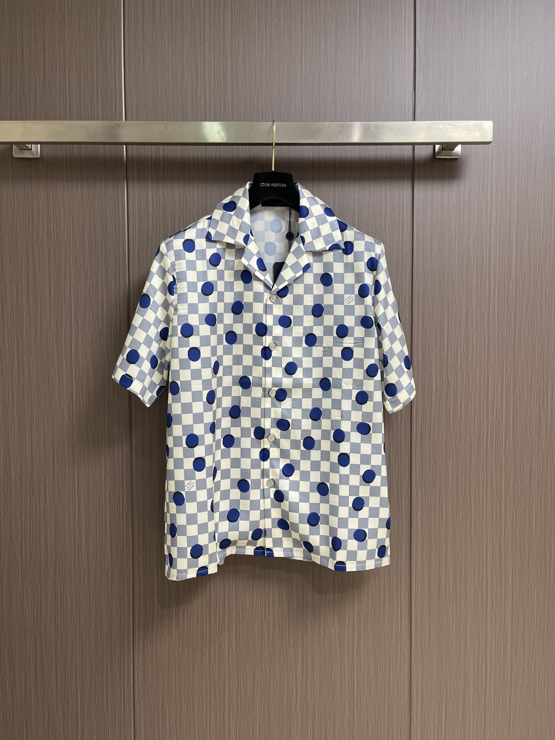 NO:829166,Tops Shorts LV 2026SS new summer checkerboard polka dot pattern printed short-sleeved shirt shorts suit, this LOUIS  VUITTON's all-over presbyopic print short-sleeved shirt is made of selected blended fabrics. The fabric is smooth and soft to the touch after pre-washing. It has good breathability and drape, and is comfortable to wear against the skin. The classic presbyopic pattern printed all over the body is made using digital direct inkjet technology. The color levels are clear and the pattern is accurate. After high-temperature fixation treatment, it is not easy to fade and polka dot. The presbyopic elements are neatly arranged to show brand recognition. The shirt is  The Cuban collar design has a smooth and natural neckline, and the buttons at the placket are made of custom mother-of-pearl buttons with a warm and shiny texture. The overall cut is a loose silhouette, the shoulder joints are straight and fine, the cuffs are short-sleeved cuffs, and the custom accessories and three labels are complete. The details and craftsmanship show the level of luxury, suitable for various wearing scenarios such as leisure vacations and daily outings. The overall routing is straight and delicate, the fabric is comfortable and soft, and the colors are consistent and without color difference.  It can be matched with the same style to create a fashionable look, and can be used in various occasions. Customized accessories, complete with three standards, same style for men and women!  Size S-XL,,louis vuitton,louis vuitton,shorts,shirts,T-shirt,19860909上衣 短裤 LV 2026SS夏季新款棋盘格波点图案印花短袖衬衫短裤套装,这款LOUIS VUITTON老花满印短袖衬衫,甄选混纺面料打造,面料经预洗工艺处理后手感顺滑软糯,兼具良好的透气性与垂坠感,贴肤穿着舒适无束缚.衣身满印经典老花图案采用数码直喷工艺制作,色彩层次分明且图案精准,经高温固色处理后不易褪色、波点,老花元素排列规整尽显品牌辨识度.衬衫为古巴领版型设计,领口线条流畅自然,门襟处纽扣选用定制贝母扣,质感温润有光泽.整体剪裁为宽松廓形,肩部拼接处走线平直细密,袖口为短袖翻边设计,定制辅料与三标齐全,细节工艺尽显奢品水准,适配休闲度假与日常出街等多种穿搭场景.整体走线平直细腻,面料舒适柔软,颜色一致无色差 能与同款搭配营造时尚造型,驾驭各种场合,定制辅料,三标齐全,男女同款！尺码S-XL,,louis vuitton,louis vuitton,shorts,shirts,T-shirt,,Men's clothing