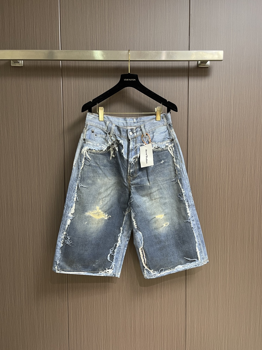 NO:829146,Acne Studios trompe l'oeil print dyed distressed denim shorts, customized frost white embossed re-fermented denim material, with a unique retro washed blue as the base material, a unique blues artwork, with Ac's pioneering aesthetics as the soul, embellished with the season's trompe l'oeil printing, the collision of light and shadow, highlighting the brand tone. Digital printing technology uses digital pattern design, and the pattern is directly printed on the fabric through an inkjet printer, achieving Acne's season trompe l'oeil printing operation, with a natural transition  The pattern is clear. The infrared positioning cutting machine achieves precise positioning of materials through infrared emitters and infrared receivers. The accuracy can reach the micron level, thereby meeting the high-precision cutting effect of alignment and striping. It adopts the washing and color frying process, giving priority to a special desizing agent, and then soaking the fabric in it, evenly sizing and desizing, and finally rinsing. The workmanship is extremely complicated and the loss is high. Sizes S-XL S size waist 78 hip 114 trouser length 72  Size M waist 82 Hips 118 Pants length 73 L waist 86 Hips 122 Pants length 74 XL waist 90 Hips 126 Pants length 75,,acne studios,dior,shorts,19860909Acne Studios 错视印花染色做旧牛仔短裤,定制霜白浮雕重酵丹宁绮料,以独特的复古洗水蓝为基料,独一无二的蓝调艺术品,以Ac的先锋美学为灵魂,点缀当季错视印花,光与影的碰撞,凸显品牌调性.数码印花技术,采用数字化图案设计,通过喷墨打印机将图案直接印制在织物上,实现Acne当季错视印花作业,过渡自然 图案清晰.红外线定位裁床,通过红外发射器和红外接收器来实现对材料的精准定位,精度可达到微米级别,从而满足对位对条高精度裁剪的效果.采用洗水炒色工艺,优先选择特制的退浆剂,再讲布料浸泡其中,均匀受浆退浆后,最终再进行漂洗,做工复杂至极 损耗高.尺码S-XL S码腰围78 臀围114 裤长72  M码腰围82 臀围118 裤长73 L码腰围86 臀围122裤长74 XL码腰围90 臀围126裤长75,,acne studios,dior,shorts,,Men's clothing