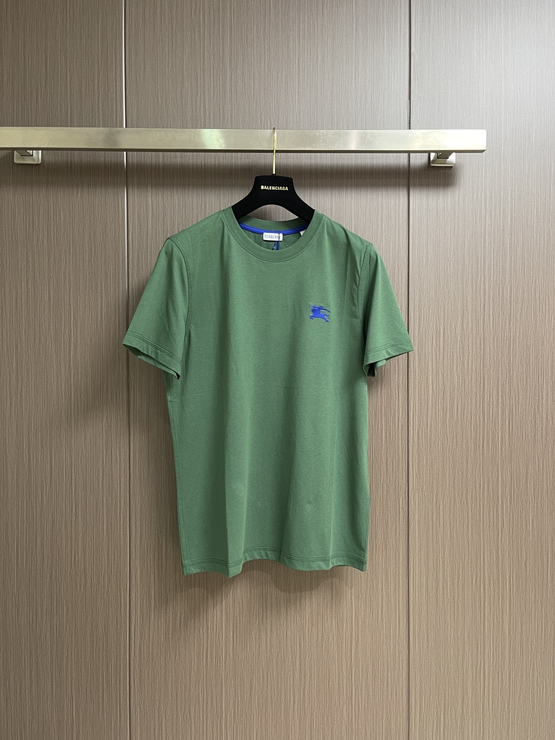NO:831344,Burberry  Equestrian knight embroidered cotton short-sleeved T-shirt. This Burberry equestrian knight embroidered cotton T-shirt is made of 240g combed tightly spun pure cotton fabric. It has been finished and pre-shrunk with liquid ammonia. It feels soft and skin-friendly, breathable, moisture-absorbent and not easy to flake.  Wrinkle deformation, long-term wear still maintains a crisp fit. The round neck is made of double-layered ribbing, with high-elastic thread reinforcement of the same color, which fits the neck without being tight, and is washable and not easy to loosen. The equestrian knight logo is presented on the left chest with high-density flat stitch embroidery technology.  The stitches are fine and even, the colors are full and three-dimensional, the edges are clean and neat, and the firmness is excellent. It is not easy to fall off after repeated washing. The shoulders are stitched with four needles and six threads, and the stitching is smooth and smooth, reducing friction and improving wearing comfort. The cuffs and hem  It is trimmed for a flat car, with regular and neat edges. The version is loose and casual, suitable for various body shapes. The details show the light and luxurious craftsmanship, taking into account daily practicality and brand recognition. The overall routing is straight and delicate, the fabric is comfortable and soft, and the color is consistent without color difference.  It can be matched with the same style to create a fashionable look, and can be used in various occasions. Customized accessories, complete with three standards, same style for men and women!  Size S-XXL S size Bust 100 Shoulder width 43.5 Length 69 Medium Bust 104 Shoulder width 45 Length 71 L size Bust 108 Shoulder width 46.5 Length 7319860909Burberry 马术骑士刺绣棉质短袖T恤,这款Burberry马术骑士刺绣棉质T恤采用240g精梳紧密纺纯棉面料,经液氨整理与预缩处理,触感柔软亲肤,透气吸湿且不易起皱变形,久穿仍保持挺括版型.圆领采用双层罗纹包边,搭配同色系高弹线加固车缝,贴合颈部不紧绷,耐洗不易松垮.左胸位置以高密平包针刺绣工艺呈现马术骑士徽标,针脚细密均匀,色彩饱满立体,边缘干净利落,牢固度优异,经多次洗涤不易脱线.肩部采用四针六线拼缝工艺,车线平整顺滑,减少摩擦感,提升穿着舒适度.袖口与下摆为平车收边,边缘规整利落,版型宽松休闲,适配多元身形,细节处彰显轻奢工艺质感,兼顾日常实用性与品牌辨识度.整体走线平直细腻,面料舒适柔软,颜色一致无色差 能与同款搭配营造时尚造型,驾驭各种场合,定制辅料,三标齐全,男女同款！尺码S-XXL S码 胸围100 肩宽43.5衣长69 M码 胸围104 肩宽45衣长71 L码 胸围108 肩宽46.5 衣长73 XL码 胸围112肩宽48衣长75 XXL码 胸围116肩宽49.5 衣长77,,burberry,T-shirt,tees，t-shirt,,Men's clothing