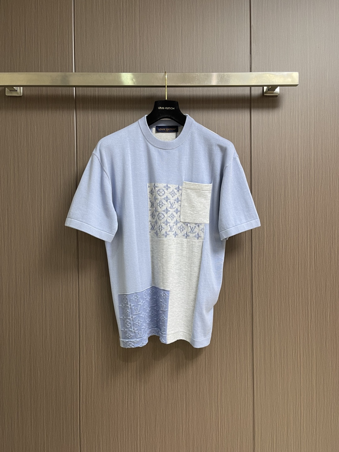 NO:831429,Tops shorts LV  Letter jacquard stitching and contrasting color knitted short-sleeved T-shirt and shorts suit. This light blue knitted T-shirt is made of fine knitted fabric. It feels soft and skin-friendly, has good drape and breathability, and is comfortable to wear. The round neck uses ribbed edge technology, which is not easy to deform and fits the neck line. The body incorporates the brand's iconic jacquard embossed splicing design, with light gray contrast.  Colorful fabrics and patch pocket elements are rich in layers and highly recognizable. The cuffs and hem adopt a flat hemming process, which is neat and firm, durable and not easy to deform. The overall design perfectly integrates casual comfort with the brand's iconic details, taking into account the practicality of daily wear and high-end texture, easily creating a lazy and fashionable look. The overall routing is straight and delicate, the fabric is comfortable and soft, and the colors are consistent without color difference.  It can be matched with the same style to create a fashionable look, and can be used in various occasions. Customized accessories, complete with three standards, same style for men and women!  Size S-XL,,louis vuitton,shorts,T-shirt,tees,t-shirt,19860909上衣 短裤 LV 字母提花拼接撞色针织短袖T恤短裤套装,这款浅蓝色针织T恤采用细腻针织面料打造,触感柔软亲肤,兼具良好垂坠感与透气性能,穿着舒适自在.圆领采用罗纹收边工艺,领口不易变形,贴合颈部线条.衣身融入品牌标志性提花压纹拼接设计,搭配浅灰色撞色面料与贴袋元素,层次丰富且辨识度高.袖口与下摆采用平整包边工艺,走线工整牢固,耐穿不易变形,整体将休闲舒适与品牌标志性细节完美融合,兼顾日常穿搭实用性与高级质感,轻松打造慵懒时尚造型.整体走线平直细腻,面料舒适柔软,颜色一致无色差 能与同款搭配营造时尚造型,驾驭各种场合,定制辅料,三标齐全,男女同款！尺码S-XL,,louis vuitton,shorts,T-shirt,tees，t-shirt,,Men's clothing