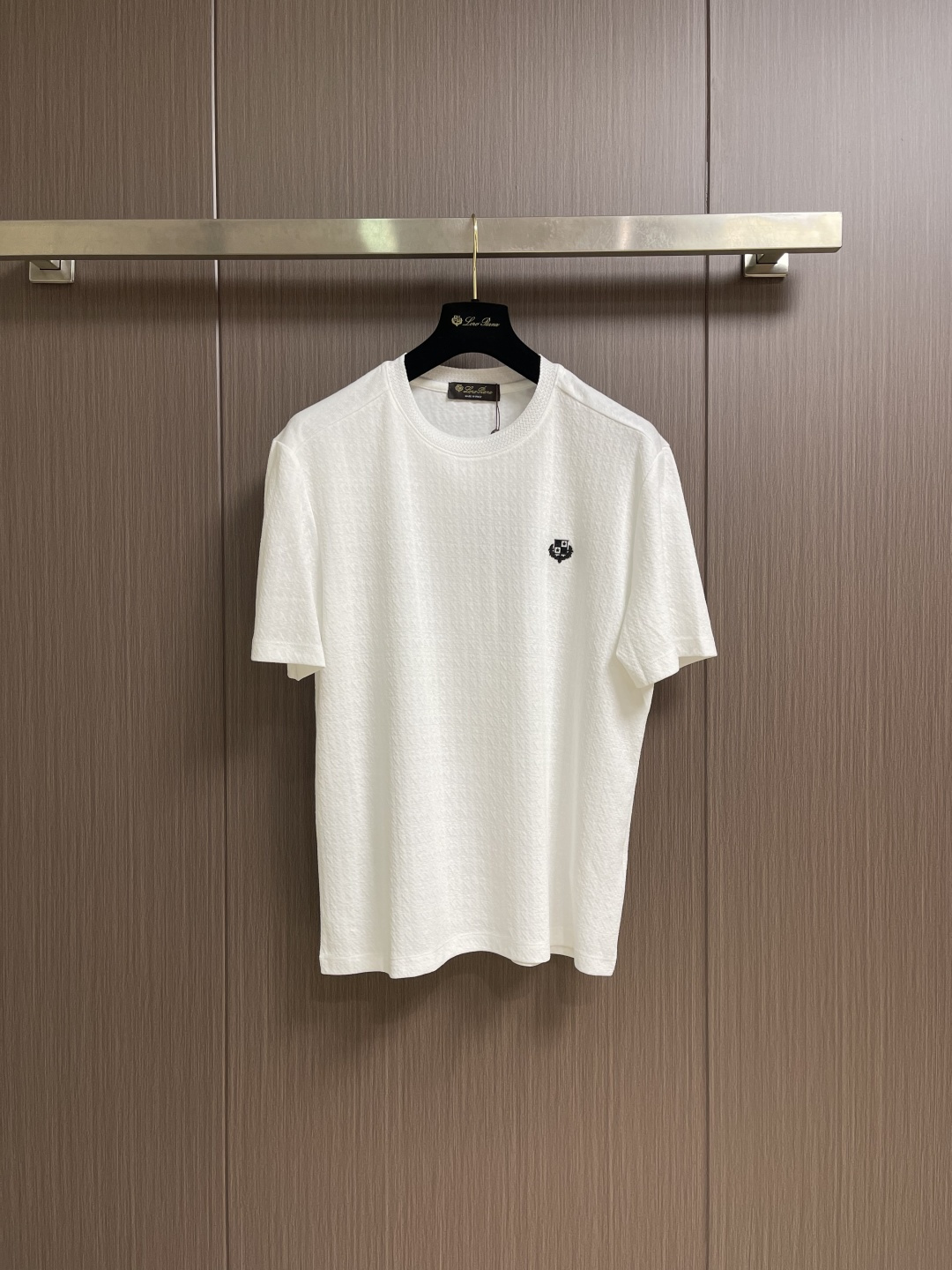 NO:831351,LP Loropiana 2026SS new summer product logo round neck short-sleeved T-shirt, handsome and fashionable, with concave and convex pattern logo stamp on the chest, simple and versatile. The fabric cotton is not only crisp and maintains the trendy silhouette, but also comfortable to wear, and the yarn is more delicate. Size M-3XL  Length 69, shoulder width 48.5, bust 110 XXL, length 71, shoulder width 50.25, bust 114 XXXL, length 73, shoulder width 53.75, bust 118,,loro piana,loro piana,T-shirt,tees,t-shirt,19860909LP Loropiana 2026SS夏季新品仔章logo圆领短袖T恤,帅气时尚,胸前凹凸图案logo仔章,简约百搭款.面料棉 不仅挺括,保持潮流的廓形,又穿着舒适,纱织更细腻.尺码M-3XL M码 衣长65肩宽45 胸围102 L码衣长67肩宽46.75 胸围106 XL码 衣长69肩宽48.5胸围110 XXL码 衣长71 肩宽50.25 胸围114 XXXL码衣长73肩宽53.75 胸围118,,loro piana,loro piana,T-shirt,tees，t-shirt,,Men's clothing