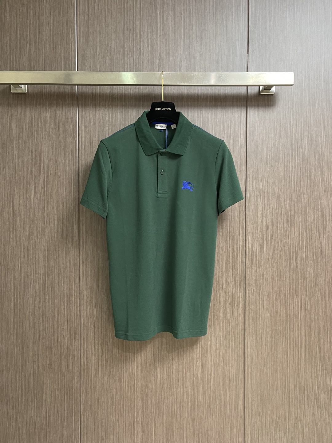 NO:831404,BURBERRY  Classic knight embroidered short-sleeved POLO, made of high-count combed pique cotton fabric, with fine and crisp texture, soft touch and skin-friendly, excellent breathability and moisture absorption, not easy to deform and wrinkle after long-term wear, taking into account the comfort of daily wear and crisp texture; the classic lapel is paired with a two-button placket design, with neat and simple lines, modifying the neck line, suitable for a variety of wearing scenarios; left chest  Exquisite knight embroidery logo is used, using high-density embroidery technology, the stitches are tight and full, and the colors are bright and three-dimensional, highlighting the brand recognition and ingenious details; the short sleeves are neatly cut, the cuffs are flat and edged, the threading is neat and smooth, and the movement is unrestricted; the collar, placket, hem and other details are reinforced, which is strong and durable, showing the exquisite craftsmanship and pursuit of quality of high-end garments. Size S-XXL  Size S, bust 100, shoulder width 43.5, length 69, size M, bust 104, shoulder width 45, length 71, size L, bust 108, shoulder width 46.5, length 73,19860909BURBERRY 经典骑士刺绣短袖POLO,采用高支精梳珠地棉面料,质地细腻挺括,触感柔软亲肤,兼具出色的透气性与吸湿性,久穿不易变形起皱,兼顾日常穿着的舒适感与挺括的版型质感；经典翻领搭配两粒扣门襟设计,线条利落简约,修饰颈部线条,适配多种穿搭场景；左胸处精致骑士刺绣标识,采用高密度刺绣工艺,针脚紧实饱满,色彩鲜明立体,彰显品牌辨识度与匠心细节；短袖剪裁利落,袖口平整收边,走线工整流畅,活动无束缚；领口、门襟、下摆等细节处加固处理,牢固耐穿,尽显高端成衣的精湛工艺与品质追求.尺码S-XXL S码 胸围100 肩宽43.5衣长69 M码 胸围104 肩宽45衣长71 L码 胸围108 肩宽46.5 衣长73 XL码 胸围112肩宽48衣长75 XXL码 胸围116肩宽49.5 衣长77,,burberry,T-shirt,,Men's clothing
