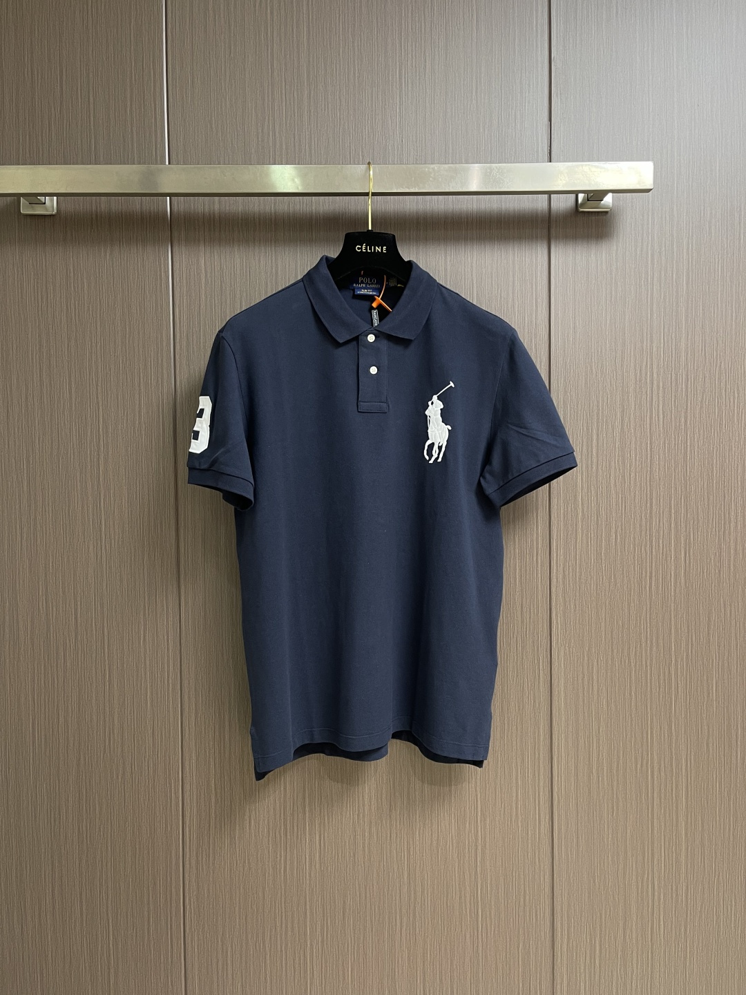 NO:831396,RL Ralph Lauren Short-sleeved POLO with Ralph Lauren logo embroidery, custom-made cotton beaded fine fabric, breathable and crisp, skin-friendly and soft, white and clean, showing a calm and noble style. The iconic horse logo embroidery on the chest preserves the brand heritage and makes it highly recognizable. The digital elements on the arms are skillfully embellished. It is restrained and tensile. The neat silhouette condenses classics. The embroidery conceals ingenuity in minimalist dimensions.  Contains high-end luxury charm. It adopts imported machine embroidery technology and uses advanced computer control systems and precision mechanical components to achieve iconic Malaysian and digital embroidery operations with high precision. The lines are smooth and delicate, and the fabrics have been fermented. The texture is better, not easy to deform, not easy to shrink, not easy to fade, and maintains long-term beauty. The overall wiring is straight and delicate, the fabric is comfortable and soft, and the color is consistent without color difference.  It can be matched with the same style to create a fashionable look, and can be used in various occasions. Customized accessories, complete with three standards, same style for men and women!  Size S-XL S size bust 104 shoulder width 44 back length 69 M size bust 108 shoulder width 45.5 back length 71 L size bust 112 shoulder width 47 back length 73 XL size bust 116 shoulder width 48.5 back length 75,,loro piana,T-shirt,19860909RL Ralph Lauren 拉夫劳伦徽标刺绣短袖POLO,定制全棉珠玑精织透气挺括 亲肤软糯 皓白干净纯粹 彰显从容贵气风范 胸口标志性大马标刺绣 沉淀品牌底蕴 辨识度拉满 手臂数字元素巧缀点睛 内敛而有张力 利落廓形凝萃经典 刺绣暗蕴匠心于极简方寸间 蕴敛高阶奢韵.采用进口机刺绣工艺 使用先进的计算机控制系统和精密的机械部件 实现标志性大马和数字刺绣作业 精度高 线条流畅而细腻,面料都经过酵洗 手感质感更佳 不易变形 不易缩水 不易褪色 保持长久的美观.整体走线平直细腻,面料舒适柔软,颜色一致无色差 能与同款搭配营造时尚造型,驾驭各种场合,定制辅料,三标齐全,男女同款！尺码S-XL S码胸围104 肩宽44 后衣长69 M码 胸围108 肩宽45.5 后衣长71 L码胸围112 肩宽47 后衣长73 XL码 胸围116 肩宽48.5后衣长75,,loro piana,T-shirt,,Men's clothing
