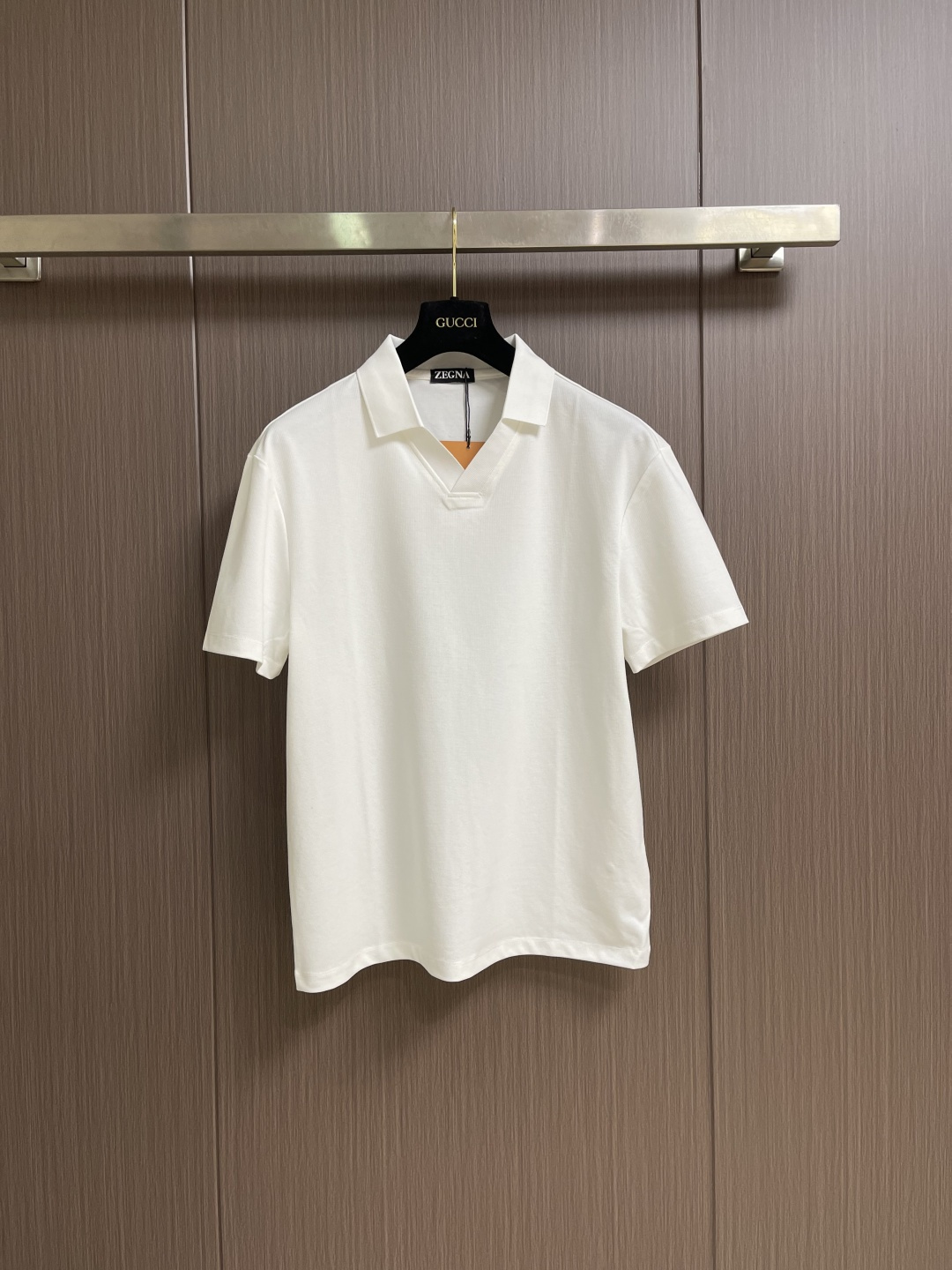 NO:831363,Zegna 2026SS new season cotton Polo shirt. This Polo shirt is made of Zegna's proprietary Premium cotton fabric. It is elegant, timeless and durable, highlighting the charm of sophisticated casual clothing. The Polo-style open collar adds a casual atmosphere to the classic short-sleeved silhouette. The Premium cotton yarn used in this garment is only refined from long cotton fibers. It has both strength, softness and durability, and can give a luxurious texture to daily looks. 14 gauge  Polo style open collar, short sleeves, ribbed hem and cuffs. Sizes M-3XL M Length 65 Shoulder width 45 Bust 102 L Length 67 Shoulder width 46.75 Bust 106  Bust 118,,miumiu,zegna,T-shirt,19860909Zegna 2026SS当季新款棉质 Polo衫,此款 Polo衫采用杰尼亚专有的Premium棉质面料制成,优雅隽永,经久耐穿,彰显考究休闲服饰魅力,Polo式开领为经典短袖廓形增添闲适气息,这款服装所用的Premium棉质纱线仅甄选长棉纤维精制而成,兼具强韧度、柔软性和耐用性,能够为日常造型赋予奢华质感14 gauge Polo 式开领,短袖,罗纹下摆和袖口.尺码M-3XL M码 衣长65肩宽45 胸围102 L码衣长67肩宽46.75 胸围106 XL码 衣长69肩宽48.5胸围110 XXL码 衣长71 肩宽50.25 胸围114 XXXL码衣长73肩宽53.75 胸围118,,miumiu,zegna,T-shirt,,Men's clothing