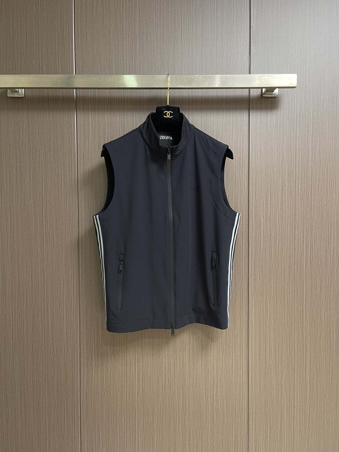 NO:831420,Top shorts Zegna  2026SS new spring and summer functional luxury vest and shorts suit, ZZ high-end masterpiece, combining Italian minimalism and functional style. Customized ice-feeling quick-drying fabric, light and breathable, anti-wrinkle and sun protection, the upper body is refreshing and burden-free. Stand-up collar zipper vest + same color shorts combination, side woven  Classic webbing details on the belt and back, low-key and luxurious. Customized hardware zipper + three-dimensional silicone logo, full of texture. Slim and neat style, seamless switching between business and leisure, taking into account appearance, comfort and class, men's first choice for high-quality spring and summer wear. Sizes 48-56  M-3XL,,shorts,19860909上衣 短裤 Zegna 2026SS春夏新品机能轻奢马甲短裤套装,ZZ高阶力作,意式极简与机能风结合.定制冰感速干面料,轻薄透气、抗皱防晒,上身清爽无负担.立领拉链马甲＋同色系短裤组合,侧边织带、后背经典织带细节,低调轻奢.定制五金拉链＋立体硅胶logo,质感拉满.修身利落版型,商务休闲无缝切换,兼顾颜值、舒适度与档次,男士春夏高品质穿搭首选.尺码48-56 M-3XL,,shorts,,Men's clothing