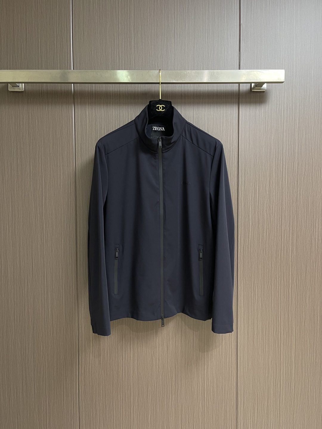 NO:831412,Tops trousers Zegna  2026SS new product in early spring, functional casual zipper stand collar jacket, jacket and trousers suit. Italian light luxury and urban functionality perfectly blended. High-density ice-feel functional fabric, breathable and anti-wrinkle, practical for all seasons. Stand-up collar zipper simple version, customized hardware zipper + stand  The body logo is full of texture. The classic woven label on the back and the side webbing embellishment are low-key and noble. Neat and slim tailoring, the upper body is tall and stylish, seamless switching between business and leisure, showing men's high-end taste, the first choice for mature men. Sizes 48-56  M-3XL,,jackets & coats,jackets & coats,19860909上衣 长裤 Zegna 2026SS早春新品机能休闲拉链立领夹克外套长裤套装.意式轻奢与都市机能完美融合.高密冰感机能面料,透气抗皱,四季实穿.立领拉链简约版型,定制五金拉链＋立体logo,质感拉满.后背经典织标、侧边织带点缀,低调显贵.利落修身剪裁,上身挺拔有型,商务休闲无缝切换,尽显男士高阶品味,成熟男士穿搭首选.尺码48-56 M-3XL,,jackets & coats,jackets & coats,,Men's clothing