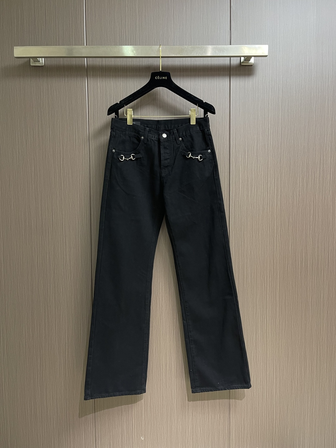 NO:831371,GUCCI  Cotton denim jeans with horsebit buckle, selected certified cotton denim, high-thread count heavyweight cotton, processed through a special washing process, soft and breathable to the touch, with a stiff and drapey feel, not easy to deform after long-term wear, comfortable and not sweaty when worn. Classic pure black  (graphite washed black tone), low saturation matte texture, versatile and not picky about style, while perfectly highlighting the brand's low-key luxury tone, suitable for daily, commuting, street and other wearing scenarios. Sizes 28-30-32-34-36  Size 28 waist 76 hips 97 pants length 111 30 size waist 80 hips 101 pants length 112 32 size waist 84 hips 105 pants length 113 34 size waist 88 hips 109 pants length 114 36 size waist 92 hips 113 pants length 115,,gucci,jeans,19860909GUCCI 饰马衔扣棉质丹宁牛仔裤,甄选认证棉质丹宁,高支数重磅棉料,经过特殊水洗工艺处理,触感软糯透气,兼具挺括垂坠感,久穿不易变形,穿着舒适不闷汗.经典纯黑（石墨水洗黑调）,低饱和哑光质感,百搭不挑风格,同时完美凸显品牌的低调奢华调性,适配日常、通勤、街头等多种穿搭场景.尺码28-30-32-34-36 28码腰围76 臀围97 裤长111 30码腰围80 臀围101裤长112 32码腰围84 臀围105裤长113 34码腰围88 臀围109裤长114 36码腰围92 臀围113 裤长115,,gucci,jeans,,Men's clothing