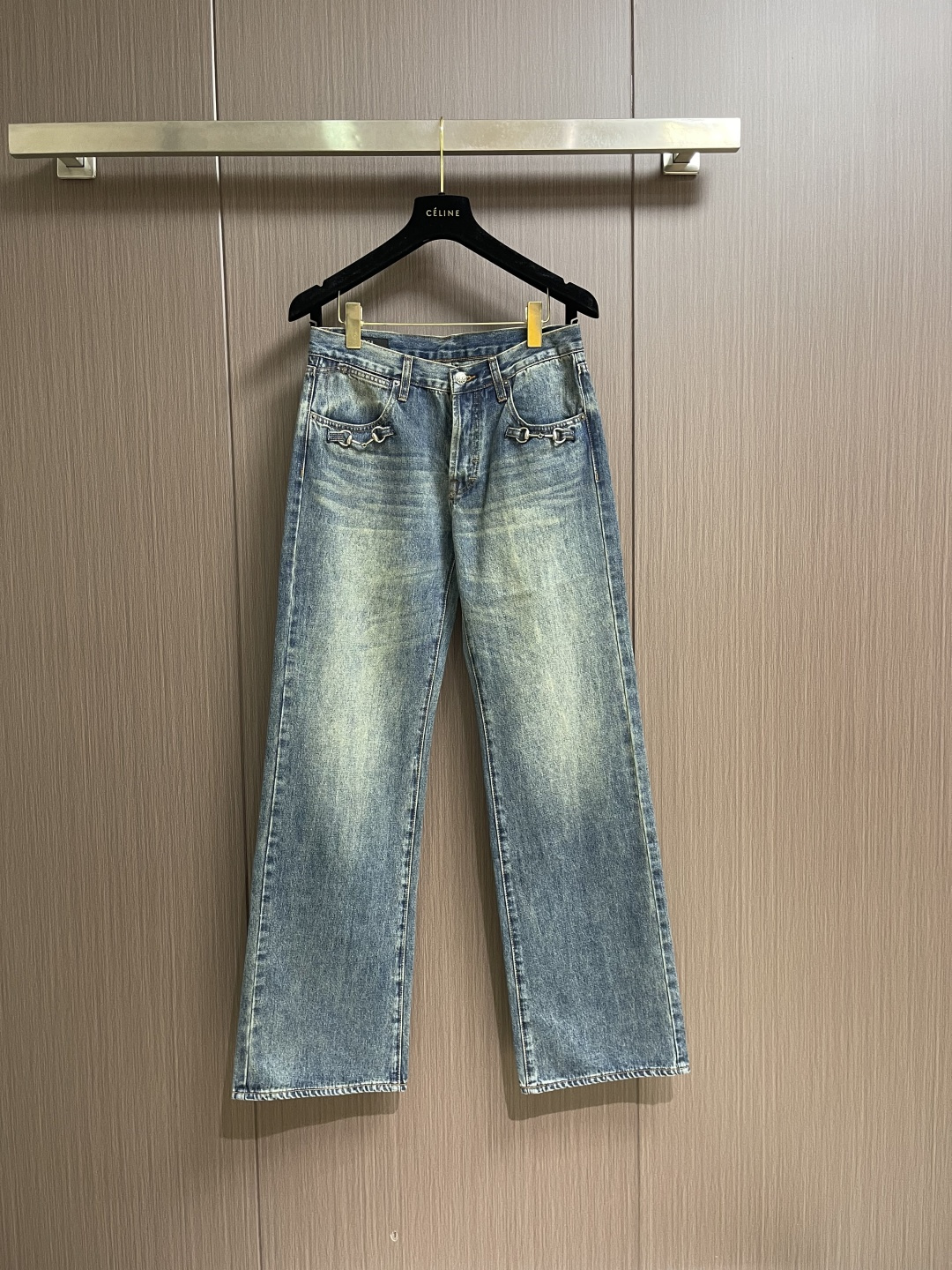 NO:831380,GUCCI  Horsebit-embellished cotton denim jeans are made from certified cotton denim and are made from heavy-weight cotton with a high thread count. They are treated with a special washing process and are soft and breathable to the touch. They have a crisp and drapey feel and are not easily deformed after long-term wear. They are comfortable and not sweaty to wear. They have a low-saturated matte texture and are versatile and not picky in style. At the same time, they perfectly highlight the brand's low-key luxury tone. They are suitable for daily, commuting, street and other wearing scenarios. Sizes 28-30-32-34-36  Size 28 waist 76 hips 97 pants length 111 30 size waist 80 hips 101 pants length 112 32 size waist 84 hips 105 pants length 113 34 size waist 88 hips 109 pants length 114 36 size waist 92 hips 113 pants length 115,,gucci,jeans,19860909GUCCI 饰马衔扣棉质丹宁牛仔裤,甄选认证棉质丹宁,高支数重磅棉料,经过特殊水洗工艺处理,触感软糯透气,兼具挺括垂坠感,久穿不易变形,穿着舒适不闷汗,低饱和哑光质感,百搭不挑风格,同时完美凸显品牌的低调奢华调性,适配日常、通勤、街头等多种穿搭场景.尺码28-30-32-34-36 28码腰围76 臀围97 裤长111 30码腰围80 臀围101裤长112 32码腰围84 臀围105裤长113 34码腰围88 臀围109裤长114 36码腰围92 臀围113 裤长115,,gucci,jeans,,Men's clothing