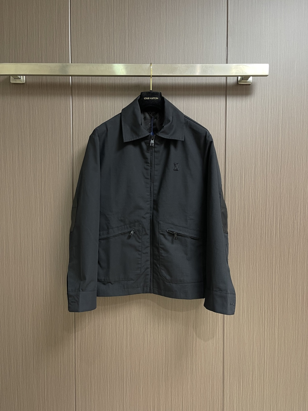 NO:833088,Tops pants LV  Cotton collar, zipper patch pockets, logo long-sleeved work jacket, jacket and trousers suit. The lapel is made of high-density textured fabric, which is stiff and wear-resistant and has a drapey texture. It is not easy to wrinkle and deform. The body is made of full hemming technology, and the stitching is neat and detailed. The collar, cuffs and hem are reinforced with multiple stitches to ensure that they will not deform after long-term wear. The chest is embossed with three-dimensional embossing of the same color.  The logo is low-key and exquisite, with a metal zipper placket engraved with the brand logo, which is smooth and durable. The front double zipper pocket design takes into account both practicality and style. The brand's iconic jacquard lining is used on the inside, and the overall tailoring is neat and fit. The details show the brand's exquisite craftsmanship and high-end texture. The overall wiring is straight and delicate, the fabric is comfortable and soft, and the colors are consistent without color difference.  It can be matched with the same style to create a fashionable look, and can be used in various occasions. Customized accessories, complete with three standards, same style for men and women!  Size 46-52,,louis vuitton,jackets & coats,jackets & coats,19860909上衣 裤子 LV 棉质领拉链贴袋徽标长袖工装夹克外套长裤套装,这款翻领采用高密度肌理感面料,触感挺括耐磨且兼具垂坠质感,不易起皱变形.衣身采用全件包边工艺,走线工整细密,领口、袖口与下摆均经多道车线加固,保证久穿不变形.胸前采用同色系立体压印标识,低调精致,搭配镌刻品牌标识的金属拉链门襟,顺滑耐用.前幅双拉链口袋设计,兼顾实用性与造型感,内里采用品牌标志性提花衬里,整体剪裁利落合体,细节处尽显品牌精湛工艺与高级质感.整体走线平直细腻,面料舒适柔软,颜色一致无色差 能与同款搭配营造时尚造型,驾驭各种场合,定制辅料,三标齐全,男女同款！尺码46-52,,louis vuitton,jackets & coats,jackets & coats,,Men's clothing