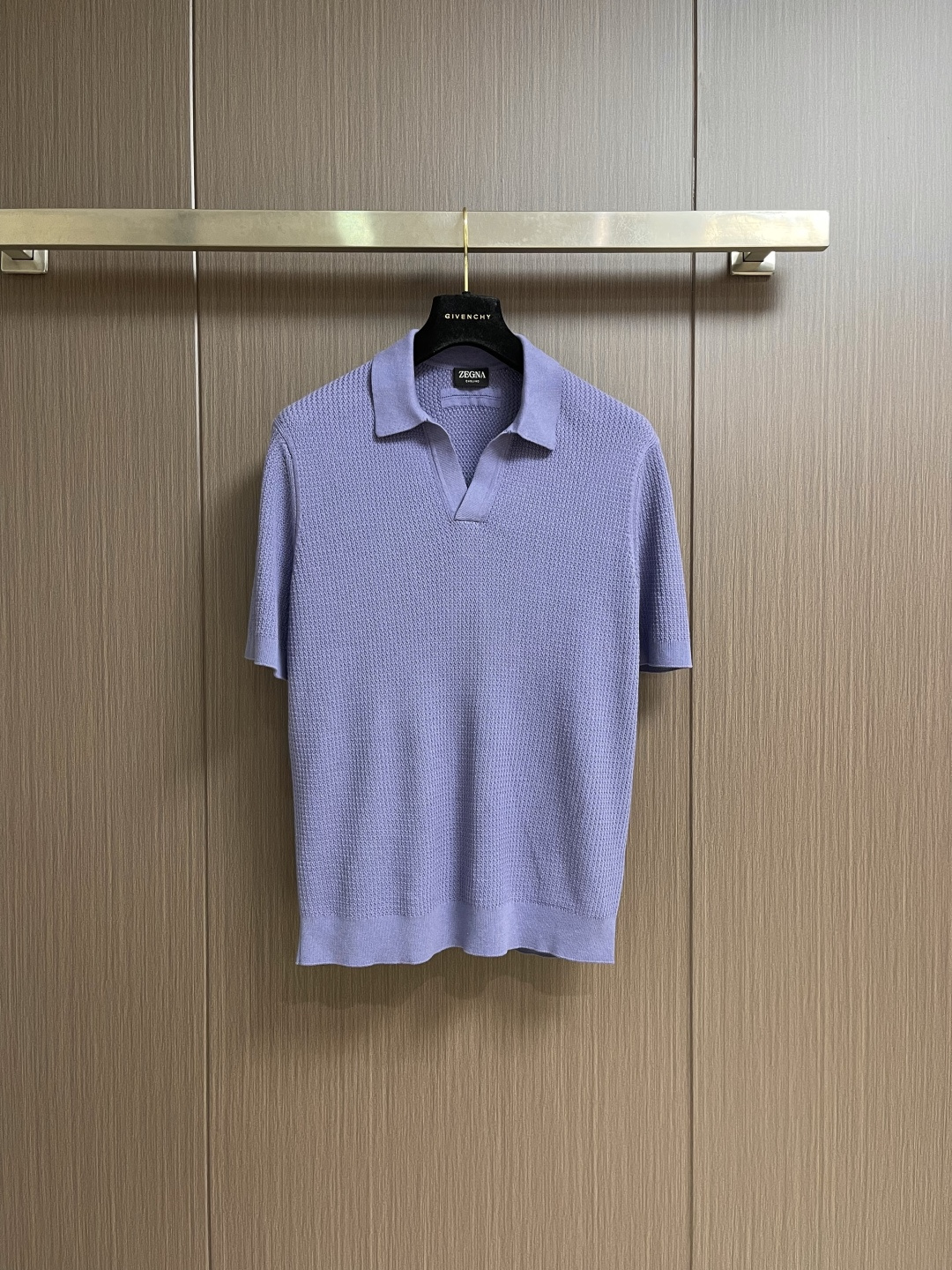 NO:833024,ZEGNA 2026ss new short-sleeved knitted Polo. This Polo is a classic item in the wardrobe. It has a delicate shape and elegant sports style. It adopts a short-sleeved design, soft and simple, and the threaded cuffs are knitted. Size 46-48-50-52-54 46 yards. Shoulder width 43. Bust 104. Length 64. 48 yards. Shoulder width 44. Bust 108. Length 65. 50 yards.  Shoulder width 45, bust 112, length 66, size 52, shoulder width 46, bust 116, length 67, size 54, shoulder width 47, bust 120, length 68,, T-shirt,19860909ZEGNA 2026ss新款短袖针织Polo,这款Polo是衣橱中的经典单品,造型细致,运动风格优雅,采用短袖设计,柔软而简约,螺纹袖口针织完成.尺码46-48-50-52-54 46码 肩宽43胸围104 衣长64  48码 肩宽44胸围108 衣长65 50码 肩宽45胸围112 衣长66 52码 肩宽46胸围116 衣长67 54码 肩宽47胸围120 衣长68,,T-shirt,,Men's clothing