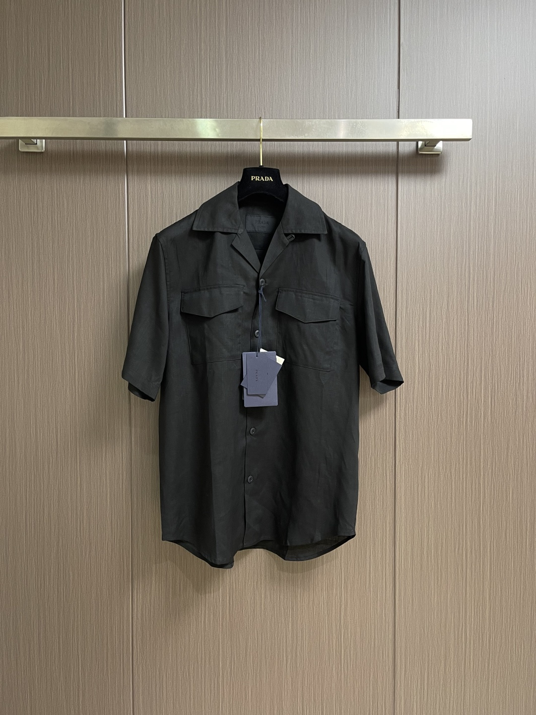 NO:833015,Tops Shorts Prada 2026SS new summer linen short-sleeved shirt and shorts suit, with natural materials as the core, integrating oriental aesthetics and modern design, becoming the highlight of the summer wardrobe. The fabric is soft and breathable, and its wrinkle resistance is better than traditional linen. The Harrington version is slim and neat, the design is elongated, and the color is suitable for many scenes. It can be worn to switch between casual and commuting styles. Sizes S-XL, prada, shorts, shirts, T-shirt,19860909上衣 短裤 Prada 2026SS夏季新款麻料短袖衬衫短裤套装,以天然材质为核心,融合东方美学与现代设计,成为夏季衣橱的亮点.面料柔软透气,抗皱性优于传统亚麻,哈灵顿版型显瘦利落,设计拉长比例,色系适配多场景,搭配或即可切换休闲与通勤风格.尺码S-XL,,prada,shorts,shirts,T-shirt,,Men's clothing