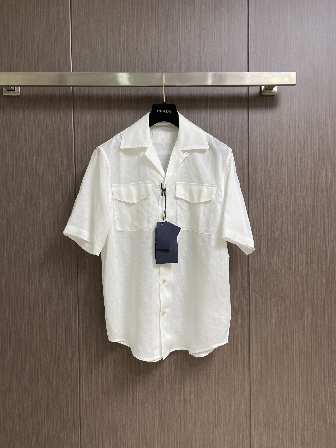 NO:847404,Tops Shorts Prada 2026SS new summer linen short-sleeved shirt and shorts suit, with natural materials as the core, integrating oriental aesthetics and modern design, becoming the highlight of the summer wardrobe. The fabric is soft and breathable, and its wrinkle resistance is better than traditional linen. The Harrington version is slim and neat, the design is elongated, and the color is suitable for many scenes. It can be worn to switch between casual and commuting styles. Sizes S-XL, prada, shorts, shirts, T-shirt,19860909上衣 短裤 Prada 2026SS夏季新款麻料短袖衬衫短裤套装,以天然材质为核心,融合东方美学与现代设计,成为夏季衣橱的亮点.面料柔软透气,抗皱性优于传统亚麻,哈灵顿版型显瘦利落,设计拉长比例,色系适配多场景,搭配或即可切换休闲与通勤风格.尺码S-XL,,prada,shorts,shirts,T-shirt,,Men's clothing