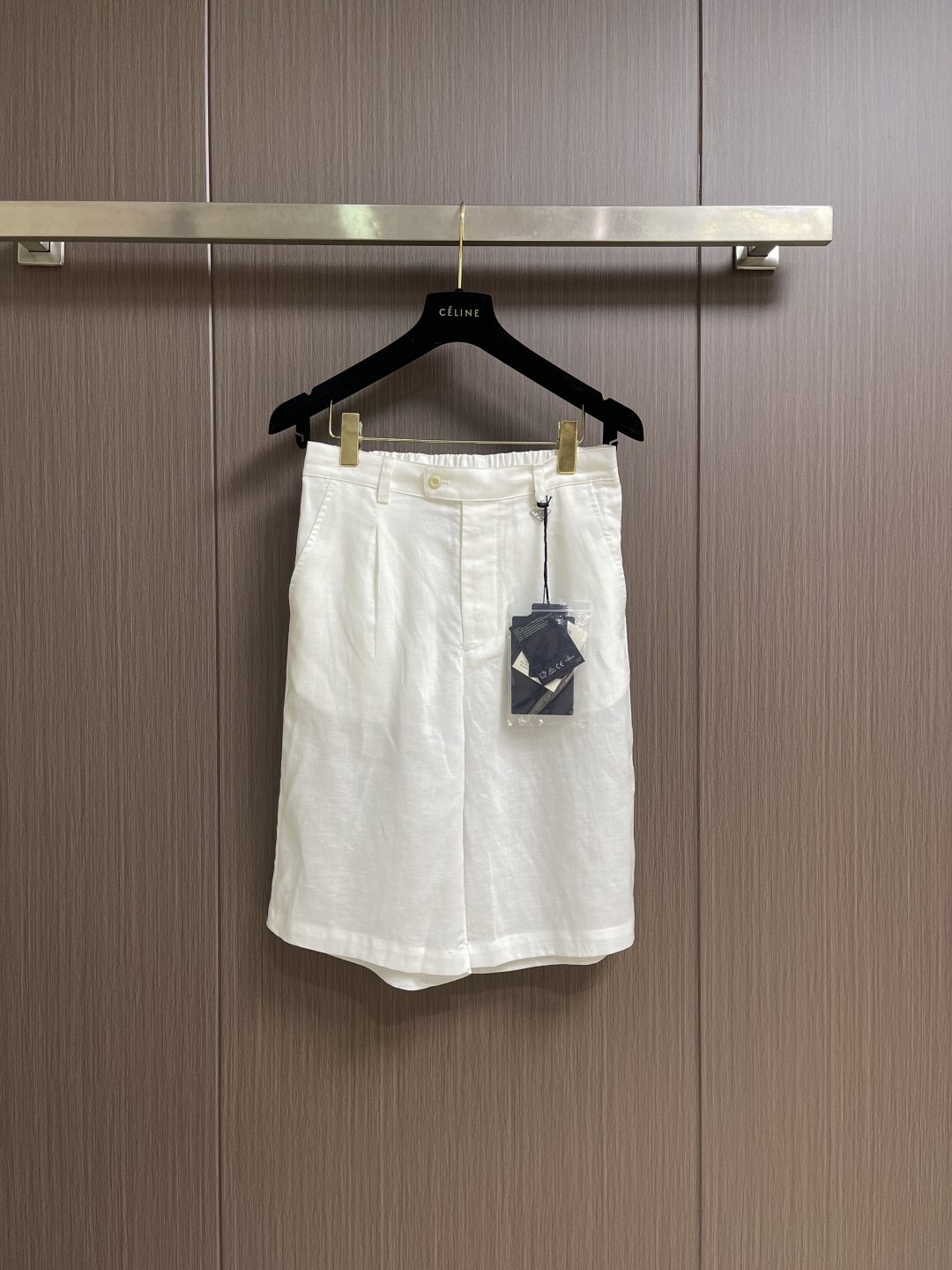 NO:847402,Tops Shorts Prada 2026SS new summer linen short-sleeved shirt and shorts suit, with natural materials as the core, integrating oriental aesthetics and modern design, becoming the highlight of the summer wardrobe. The fabric is soft and breathable, and its wrinkle resistance is better than traditional linen. The Harrington version is slim and neat, the design is elongated, and the color is suitable for many scenes. It can be worn to switch between casual and commuting styles. Sizes S-XL, prada, shorts, shirts, T-shirt,19860909上衣 短裤 Prada 2026SS夏季新款麻料短袖衬衫短裤套装,以天然材质为核心,融合东方美学与现代设计,成为夏季衣橱的亮点.面料柔软透气,抗皱性优于传统亚麻,哈灵顿版型显瘦利落,设计拉长比例,色系适配多场景,搭配或即可切换休闲与通勤风格.尺码S-XL,,prada,shorts,shirts,T-shirt,,Men's clothing