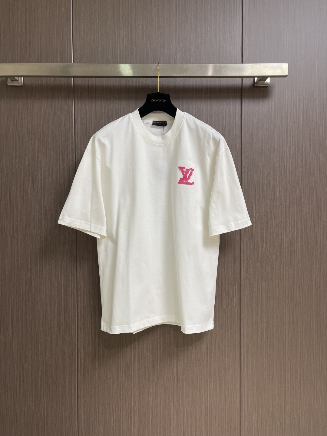 NO:837797,LV  The 2026SS new summer embroidered round neck short-sleeved T-shirt is made of imported high-end pure cotton fabric with fine texture and skin-friendly texture, soft and breathable to the touch. It has excellent breathability and drape, ensuring the quality and practicality of the T-shirt. The neckline adopts a classic round neck design, which fits the neck line, is neat and stylish, and is not picky about the dressing style. It can easily adapt to various indoor and outdoor wear scenarios;  The body adopts the brand's iconic Monogram scattered dot embroidery process. The embroidery is full and three-dimensional, the stitching is neat and delicate, and the craftsmanship is exquisite. It breaks the monotony of pure white and adds a sense of detailed design. It is low-key but fully demonstrates the brand recognition. The cuffs are designed with flat edges, and the lines are neat and delicate. They fit the body shape and are not easy to deform, showing French luxury and trendy style. Size M-XXL  M size bust 110 shoulder width 51.5 length 71 L size bust 114 shoulder width 52.5 length 7319860909LV 2026SS夏季新款刺绣圆领短袖T恤,采用进口高端纯棉面料,质地细腻亲肤,触感柔软透气,兼具优异的透气性与垂坠感,保证了T恤的品质与实用性；领口采用经典圆领设计,贴合颈部线条,利落有型,不挑穿搭风格,轻松适配各种内搭外穿场景；衣身采用品牌标志性Monogram散点刺绣工艺,刺绣饱满立体,针脚工整细腻,工艺精湛,打破纯白单调感,增添细节设计感,低调却尽显品牌辨识度；袖口采用平整收边设计,走线工整细腻,贴合身形不易变形,尽显法式奢华与潮流格调.尺码M-XXL  M码 胸围110 肩宽51.5 衣长71 L码 胸围114 肩宽52.5 衣长73  XL码 胸围118 肩宽53.5 衣长75 XXL码 胸围122 肩宽54.5 衣长76,,louis vuitton,T-shirt,tees，t-shirt,,Men's clothing