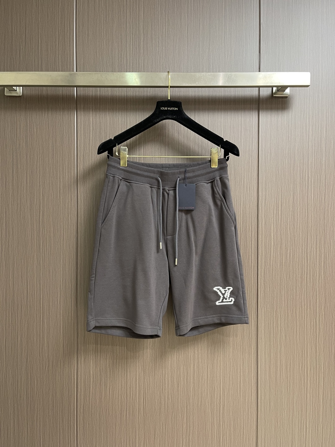 NO:837788,LV  2026ss presbyopic embroidery shorts, the fabric is made of 380g combed cotton, washed twice, the fabric is comfortable and skin-friendly without any strange feeling, custom dyed fabric, high textile density, good drape, not easy to deform, thick texture and compact spinning process, will not affect the permeability of the fabric  The saturation of the color is very high. The embroidery process uses imported embroidery machines to make the embroidery color fuller and the embroidery more three-dimensional. The pattern has a good upper body effect and is versatile and looks good. The loose pattern covers the flesh and makes you look slimmer. The design is simple but not simple. It is easy to match and match as you like.  .Sizes M-3XL M size pants length 50 waist size 72 hips 102 size L size pants length 51 waist size 76 hip size 106 size19860909LV 2026ss老花刺绣短裤,面料采用380克重精梳棉,两遍水洗处理,面料舒适亲肤无异感,定制定染面料,纺织密度高,垂感佳,不易变形,厚织感加上紧密纺纱工艺,不会影响面料的透气性,成色的饱和度很高,刺绣工艺采用进口刺绣机器,使刺绣颜色更加饱满,绣花更加立体,版型上身效果好,百搭好看,宽松版型遮肉显瘦不挑人,简约而不简单的设计,轻松搭配,随心所欲 .尺码M-3XL M码裤长50 腰围72 臀围102 L码 裤长51 腰围76 臀围106 XL码裤长52 腰围80 臀围110 XXL码 裤长53 腰围84 臀围114 XXXL码 裤长54 腰围88 臀围118,,louis vuitton,shorts,,Men's clothing