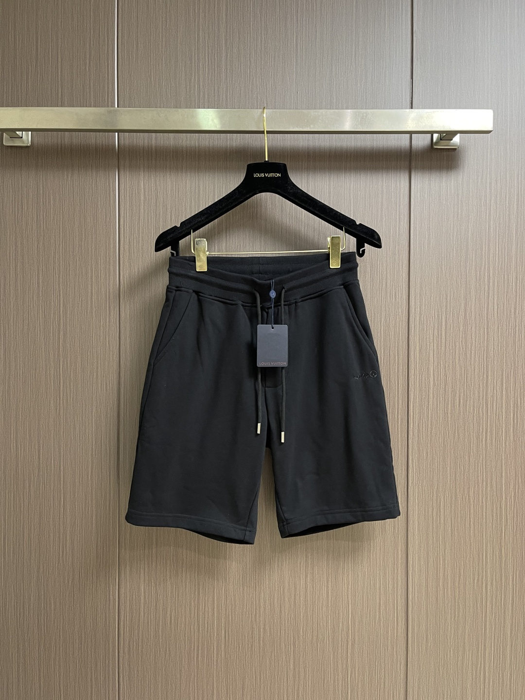 NO:837793,LV 2026ss logo embroidered shorts, a must-have item for daily commuting for men and women. Made of 320g pure cotton double yarn fish scale terry fabric, customized nylon material matt embroidery thread, imported Tajima high-speed embroidery machine machine embroidery, tatami embroidery process, mold opening, custom original hardware clock, double needle stitching and cross-stitching process. Size M-3XL M size pants length 50 waist 72 hips 102 L size pants length 51 waist 76  Hips 106 XL length 52 Waist 80 Hips 110 XXL length 53 Waist 84 Hips 114 XXXL length 54 Waist 88 Hips 118,,louis vuitton,shorts,19860909LV 2026ss logo标识刺绣短裤 男女日常通勤穿搭必备单品 采用320克纯棉双纱鱼鳞毛圈面料定制锦纶材质消光绣花线 进口田岛高速绣花机机绣 榻榻米绣花工艺开模定制原版五金吊钟 双针车线跨缝工艺.尺码M-3XL M码裤长50 腰围72 臀围102 L码 裤长51 腰围76 臀围106 XL码裤长52 腰围80 臀围110 XXL码 裤长53 腰围84 臀围114 XXXL码 裤长54 腰围88 臀围118,,louis vuitton,shorts,,Men's clothing