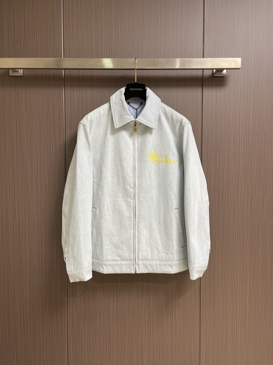 NO:833040,LV  The handwritten logo embroidered lapel denim jacket is made of imported high-count washed denim fabric. After special enzyme washing and stone grinding processes, the texture is soft and skin-friendly, crisp and stylish, has excellent breathability and anti-wrinkle properties, and is not easy to deform after long-term wear. It perfectly balances the comfort and style of daily wear;  The classic lapel design fits the neck line and is neat and elegant, suitable for various dressing scenes; the placket is matched with the brand's exclusive customized metal zipper, which has a delicate texture and smooth opening and closing. The zipper head is engraved with the brand's iconic logo, with exquisite details and full recognition; Louis is customized in cursive on the left chest  Vuitton letter embroidery uses high-density three-dimensional embroidery technology, the stitches are fine and full, and the bright yellow contrasting color design is eye-catching, perfectly integrating the brand's classic elements with modern trends; the bilateral symmetrical welt pocket design is both practical and beautiful, and is convenient for carrying items. Size S-XL 46-52 S size bust 118 shoulder width 50.6 length 71 M size bust 122 shoulder width 51.8 length 72 L size  Bust 126, shoulder width 53, dress length 73, XL size bust 130, shoulder width 54.2, dress length 74,,louis vuitton,louis vuitton,jackets & coats,19860909LV 手写logo刺绣翻领牛仔外套,采用进口高支水洗丹宁面料,经过特殊酵素洗与石磨工艺,质地柔软亲肤、挺括有型,兼具出色的透气性与抗皱性,久穿不易变形,完美兼顾日常穿着的舒适度与造型感；经典翻领设计,贴合颈部线条,利落大气,适配各种穿搭场景；门襟搭配品牌专属定制金属拉链,质感细腻,开合顺滑,拉链头镌刻品牌标志性logo,细节考究,辨识度拉满；左胸定制草写Louis Vuitton字母刺绣,采用高密立体绣工艺,针脚细密饱满,亮黄色撞色设计醒目吸睛,将品牌经典元素与现代潮流完美融合；双侧对称嵌线口袋设计,实用与美观兼具,方便随身物品. 尺码S-XL 46-52 S码 胸围118 肩宽50.6衣长71 M码胸围122 肩宽51.8衣长72 L码 胸围126 肩宽53 衣长73 XL码胸围130 肩宽54.2衣长74,,louis vuitton,louis vuitton,jackets & coats,,Men's clothing