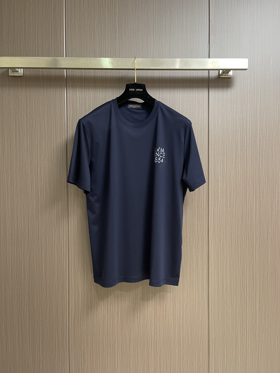 NO:836129,LV 2026SS chest letter ammonia short-sleeved T-shirt uses ammonia cotton as the core fabric. The ammonia treatment process gives the fabric a silky soft touch and high-grade luster, while improving wrinkle resistance and durability, and is not easy to deform after long-term wear. It has excellent breathability, and the fine fiber structure can quickly wick away sweat, keeping the skin dry, and is suitable for summer wear. The chest letter design adopts environmentally friendly reactive printing and dyeing technology, which is brightly colored and not easy to fade in washing. Sizes XS-XL XS size shoulder width 46  Bust 106, length 67, size S, shoulder width 47, bust 110, length 69, size M, shoulder width 48, bust 114, length 71, size L, size 49, bust 118, length 73, size XL, size 50, bust 122, length 75, Louis Vuitton, T-shirt, tees, t-shirt,19860909LV 2026SS胸前字母氨短袖T恤,以氨棉为核心面料,通过氨处理工艺赋予面料如丝绸般的柔软触感与高级光泽,同时提升抗皱性与耐用性,久穿不易变形.其透气性极佳,细密纤维结构可快速排汗,保持肌肤干爽,适合夏日穿着.胸前字母设计采用环保活性印染工艺,色彩鲜艳且水洗不易褪色.尺码XS-XL XS码肩宽46 胸围106 衣长67  S码肩宽47 胸围110衣长69  M码 肩宽48 胸围114衣长71 L码 肩宽49 胸围118衣长73 XL码肩宽50 胸围122衣长75,,louis vuitton,T-shirt,tees，t-shirt,,Men's clothing