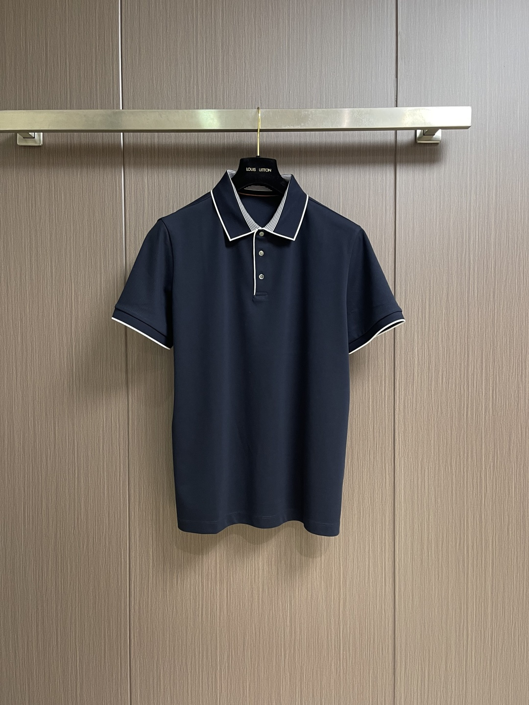 NO:827537,High version LP Loropiana 2026ss spring and summer recommended by old money and new money!  Business commuting lapel short-sleeved POLO shirt. Italian tailoring. Fitted chest and slightly loose hem. It is more tolerant to the body. The upper body is comfortable and non-restrictive. The fabric is made of custom-made Solona combined with long-staple cotton. It has a better skin-friendly feel and breathability. The surface of the fabric has a warm luster. It is high-end and shows texture. All products are ordered. Sizes M-3XL M. Bust 106. Shoulder width 44.8. Length 69.5 L.  Bust 110, shoulder width 46, length 71.519860909高版LP Loropiana 2026ss春夏老钱新贵推荐！商务通勤翻领短袖POLO 衫 意式剪裁 胸口合体下摆略微宽松剪裁 对身材的包容性更好 上身舒适而无束缚感 面料采用 客供订织的索罗那结合长绒棉的材质 有着更好的亲肤感 与透气性 面料表层有温润的光泽感 高档而显质感 全品相订单.尺码M-3XL  M码 胸围106肩宽44.8衣长69.5 L码 胸围110肩宽46衣长71.5  XL码 胸围114肩宽47.2 衣长73.5 XXL码 胸围118肩宽48.4 衣长75.5 3XL码 胸围122 肩宽49.6 衣长76.5,男装,loro piana,loro piana,T-shirt,,Women's clothing