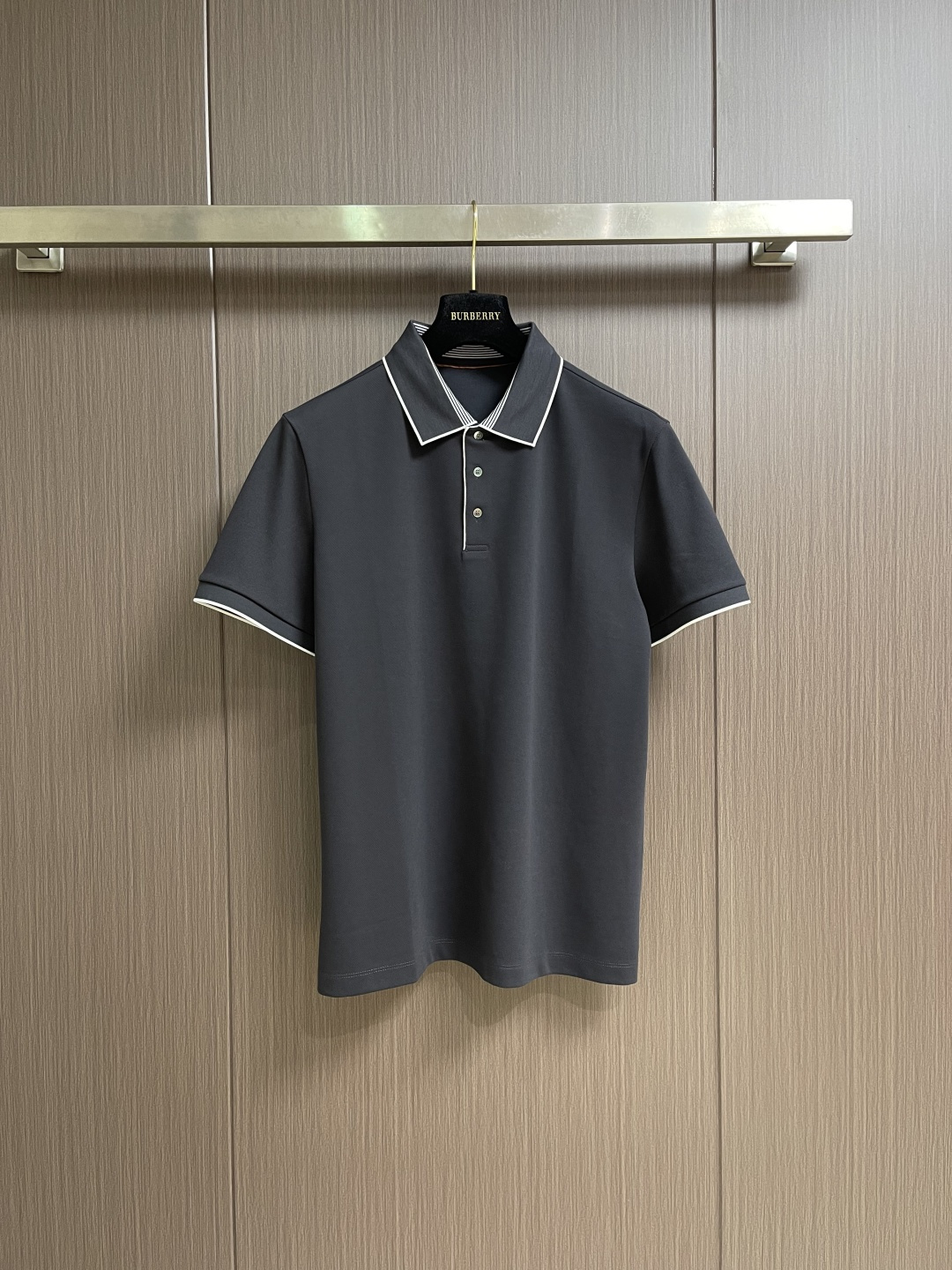 NO:827544,High version LP Loropi 2026ss spring and summer recommended by old money and new money!  Business commuting lapel short-sleeved POLO shirt. Italian tailoring. Fitted chest and slightly loose hem. It is more tolerant to the body. The upper body is comfortable and non-restrictive. The fabric is made of custom-made Solona combined with long-staple cotton. It has a better skin-friendly feel and breathability. The surface of the fabric has a warm luster. It is high-end and shows texture. All products are ordered. Sizes M-3XL M. Bust 106. Shoulder width 44.8. Length 69.5 L.  Bust 110, shoulder width 46, length 71.519860909高版LP Loropi 2026ss春夏老钱新贵推荐！商务通勤翻领短袖POLO 衫 意式剪裁 胸口合体下摆略微宽松剪裁 对身材的包容性更好 上身舒适而无束缚感 面料采用 客供订织的索罗那结合长绒棉的材质 有着更好的亲肤感 与透气性 面料表层有温润的光泽感 高档而显质感 全品相订单.尺码M-3XL  M码 胸围106肩宽44.8衣长69.5 L码 胸围110肩宽46衣长71.5  XL码 胸围114肩宽47.2 衣长73.5 XXL码 胸围118肩宽48.4 衣长75.5 3XL码 胸围122 肩宽49.6 衣长76.5,男装,loro piana,loro piana,T-shirt,,Women's clothing