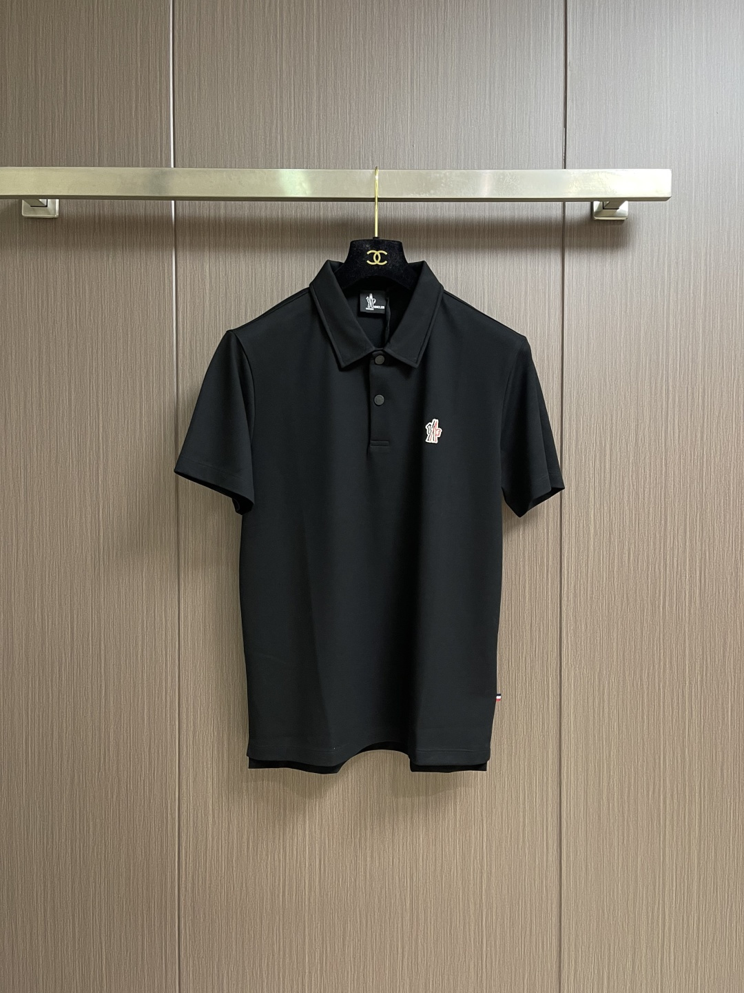 NO:835054,moncler 2026ss new spring and summer short-sleeved POLO!  Fitted tailoring. Logo embellishment on the chest makes the overall feel more detailed. Fitted version, the fabric is made of cotton pique, which is comfortable, skin-friendly, and breathable. It is practical for daily commuting and leisure. Size 48-56, size 48 bust 96, shoulder width 42.8, back center length 67, size 50 bust 100, shoulder width 44, back center length 69, size 52 chest 104, shoulder width 45.2  Center back length 71, size 54 chest 108, shoulder width 46.4, center back length 73, size 56 chest 112, shoulder width 47.6, center back length 75,,T-shirt,19860909moncler 2026ss春夏新款短袖POLO！ 合体的剪裁 胸口饰以徽标点缀 让整体更具细节感 合体的版型,面料采用全棉珠地料,舒适,亲肤,透气好,平时通勤休闲都很实穿的一款.尺码48-56 48码胸围96 肩宽42.8 后中长67 50码胸围100 肩宽44 后中长69 52码胸围104 肩宽45.2 后中长71 54码胸围108 肩宽46.4 后中长73 56码胸围112 肩宽47.6 后中长75,,T-shirt,,Men's clothing
