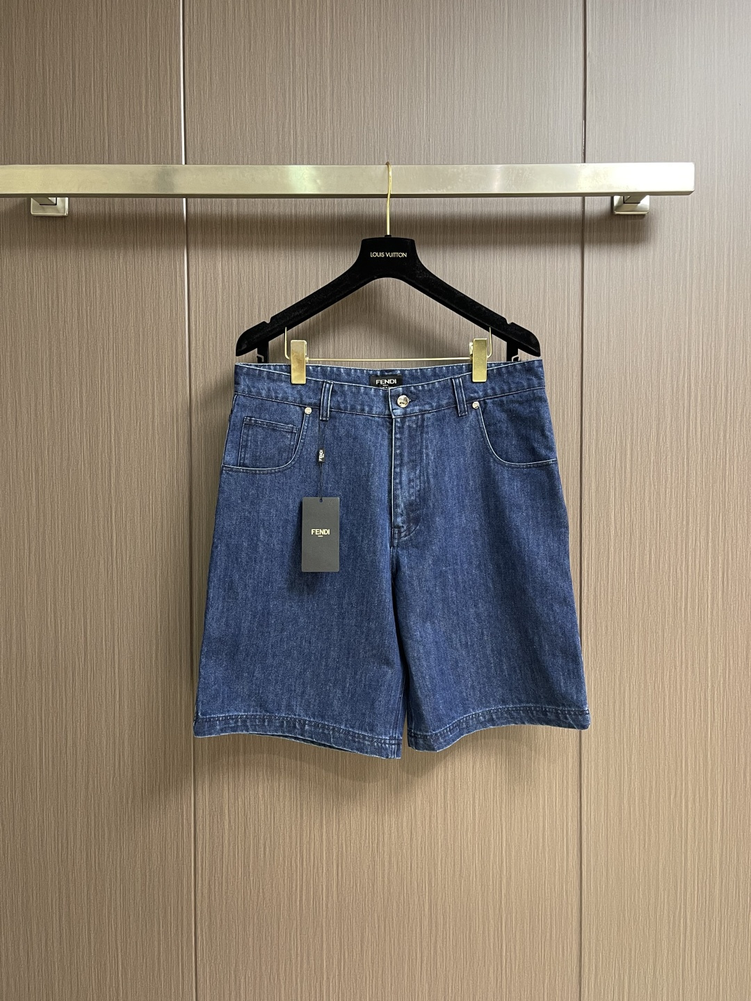 NO:833049,Tops Shorts FENDI Black Label dark blue denim jacket denim shorts set, oversized jacket, shirt collar, chest flap pockets. Logo stud button closure. Made of blue denim. Matching FF graphic print on the interior. Blue leather patch and FF Selleria detail on the back of the collar. Silver finish hardware. Sizes S-XL,,fendi,shorts,jackets & coats,shirts,19860909上衣 短裤 FENDI 黑标深蓝牛仔夹克牛仔短裤套装,超大号夹克,衬衫领,胸部有翻盖口袋.标志钉饰纽扣开合.蓝色牛仔布材质.内部饰有相搭的FF图案印花.衣领背面饰有蓝色皮革贴片和FF Selleria细节.银色饰面金属件.尺码S-XL,,fendi,shorts,jackets & coats,shirts,,Men's clothing